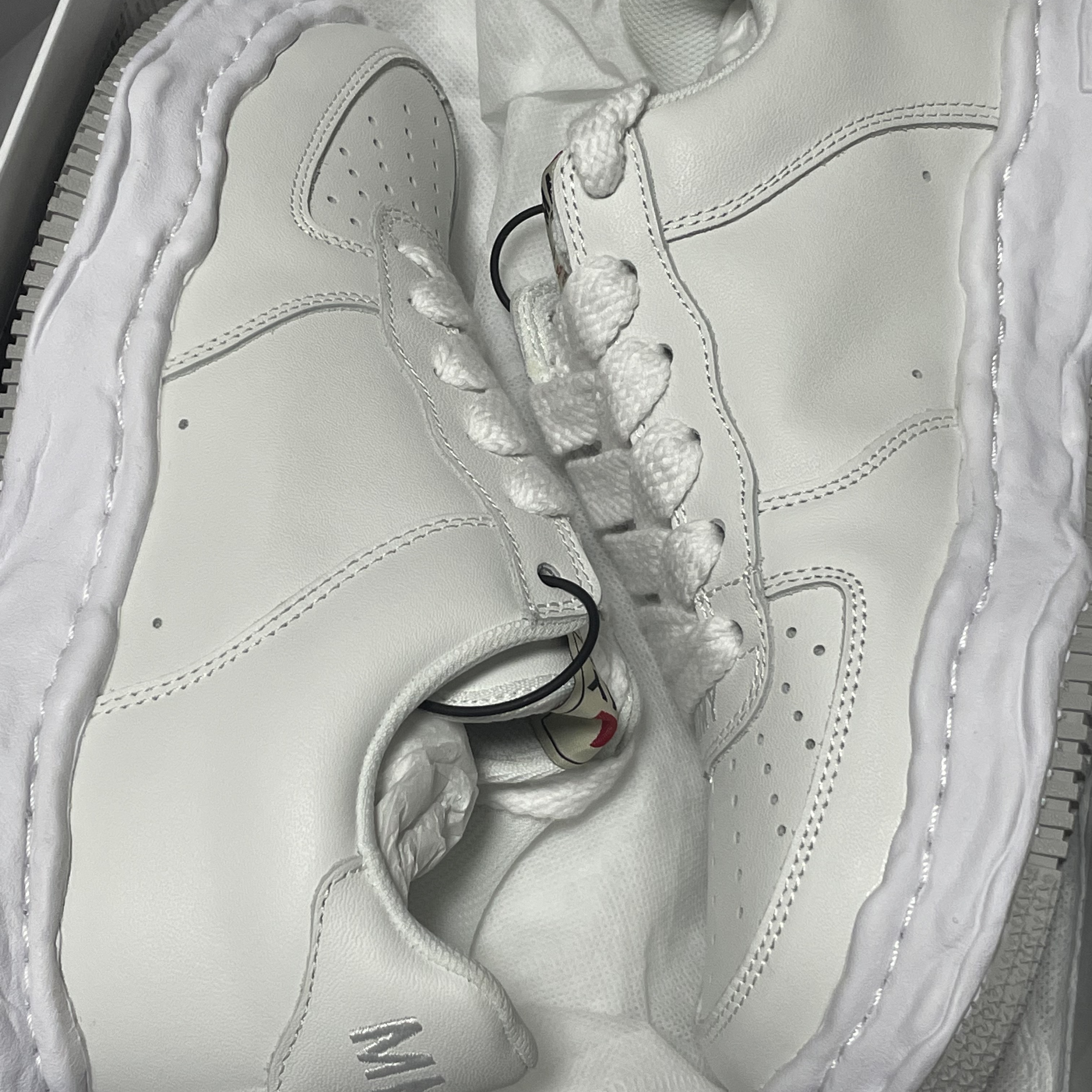 Maison Mihara Yasuhiro Wayne OG Sole Leather Low-top Sneakers White 착용 스타일 - 2