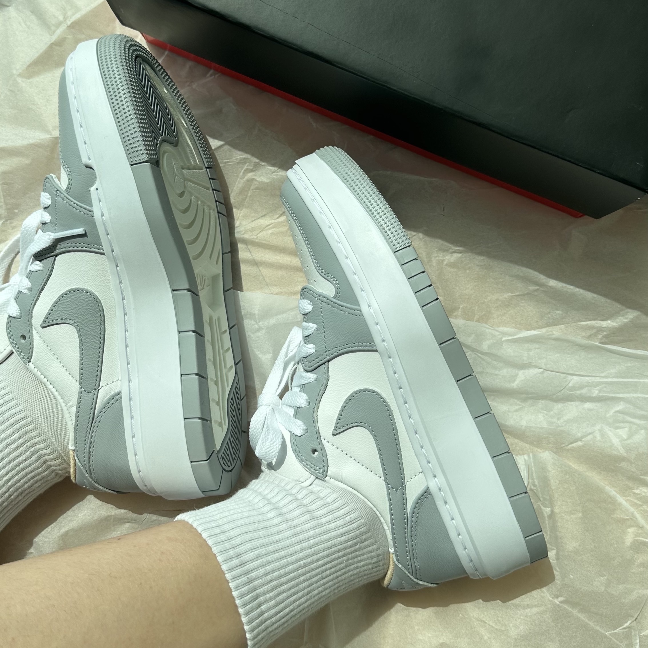 (W) Jordan 1 Elevate Low White and Wolf Grey 착용 스타일