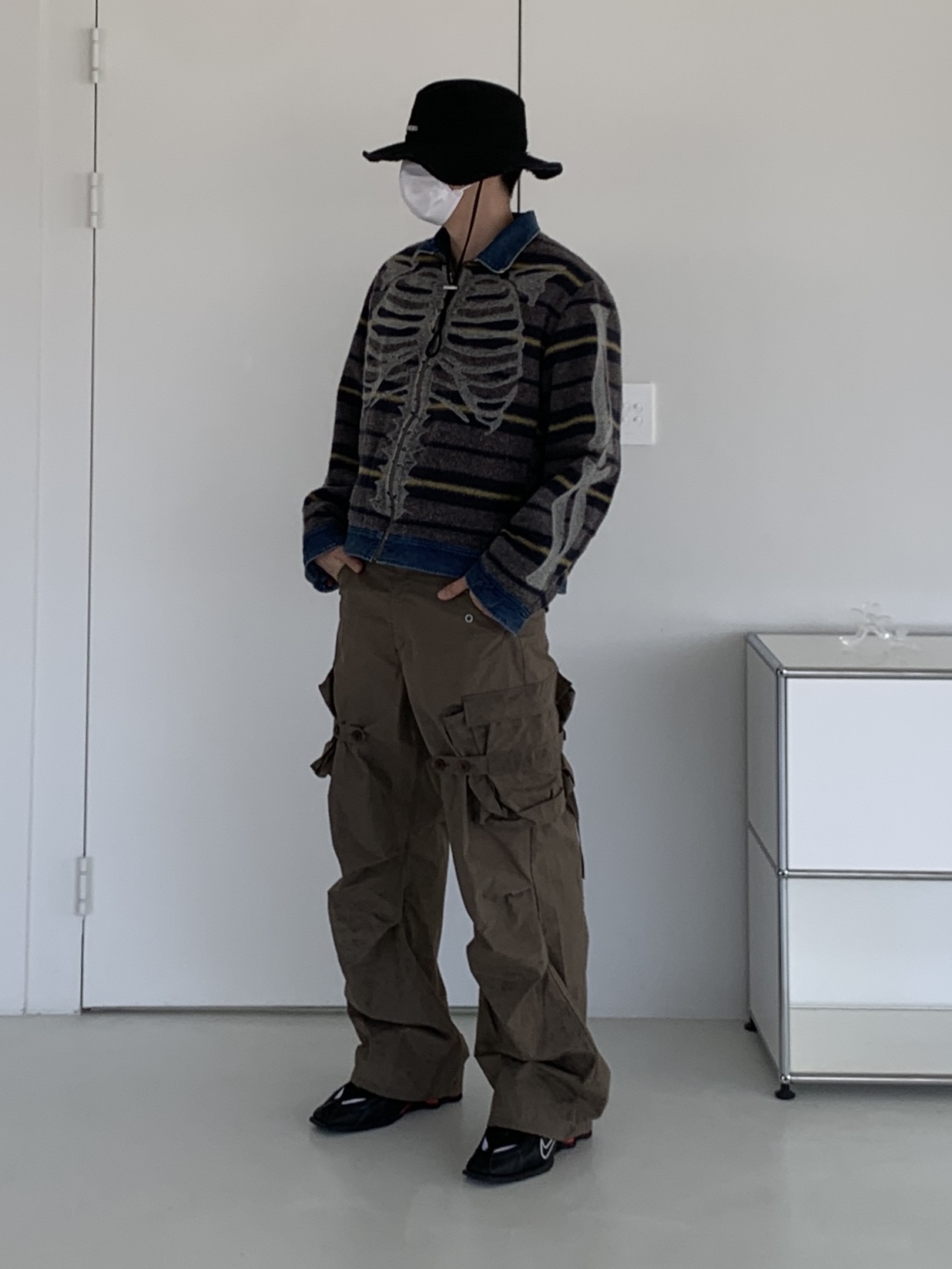 Jacquemus Le Bob Artichaut Bucket Hat Black, Nike x Martine Rose Shox MR4 Black 착용 스타일 - 2