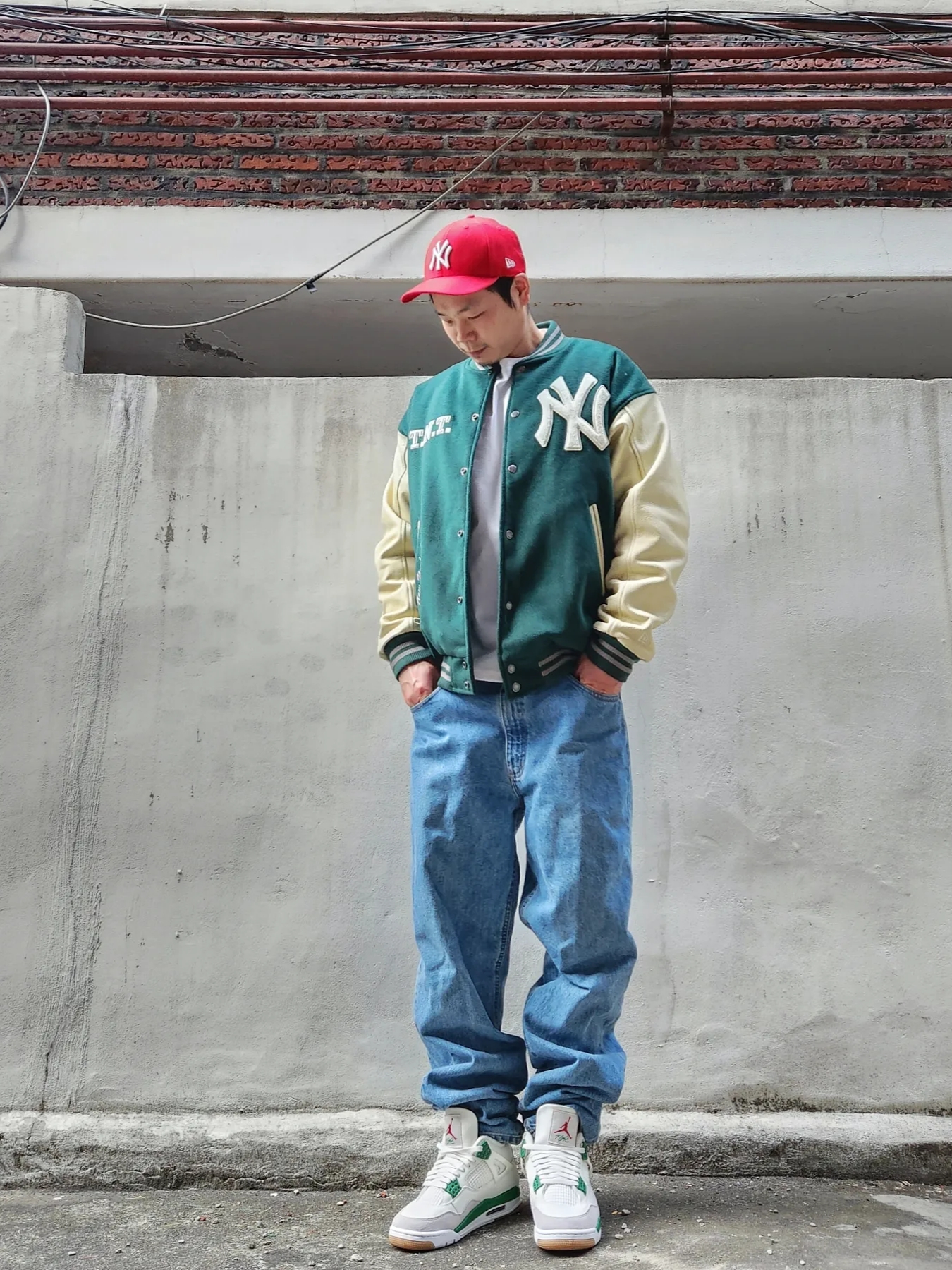 Jordan 4 x Nike SB Retro SP Pine Green, Thisisneverthat x New Era x MLB New York Yankees Varsity Jacket Dark Green 착용 스타일 - 1
