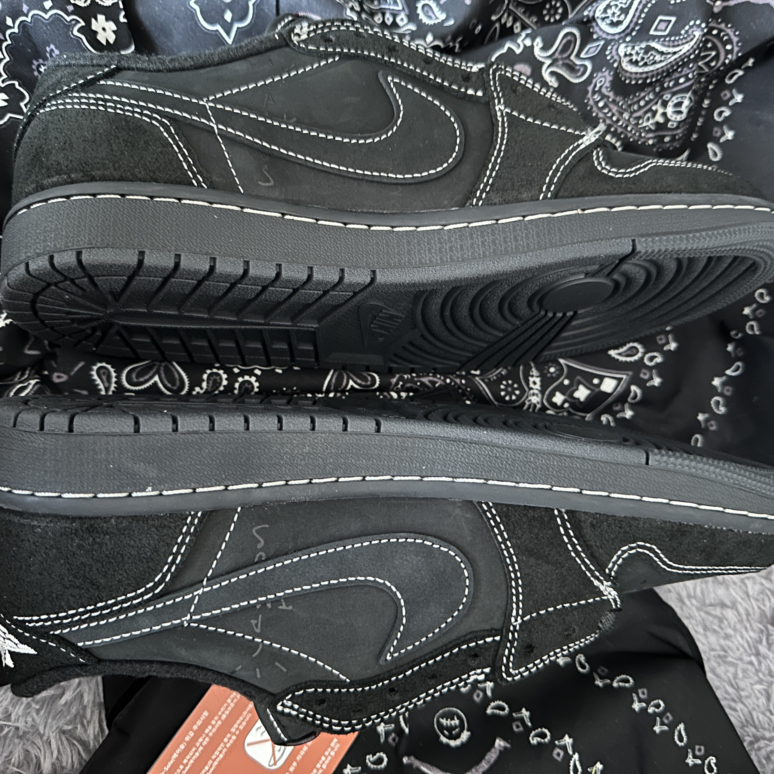 Jordan 1 x Travis Scott Retro Low OG SP Black Phantom 착용 스타일 - 3