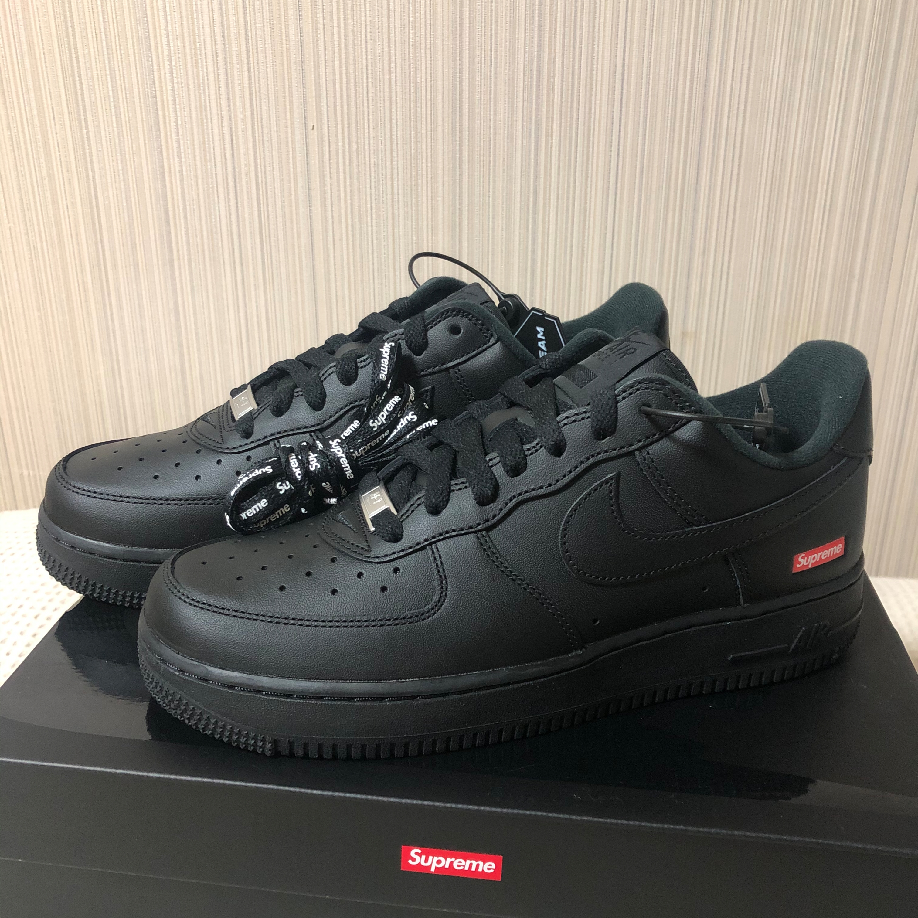 Nike x Supreme Air Force 1 Low Black 착용 스타일