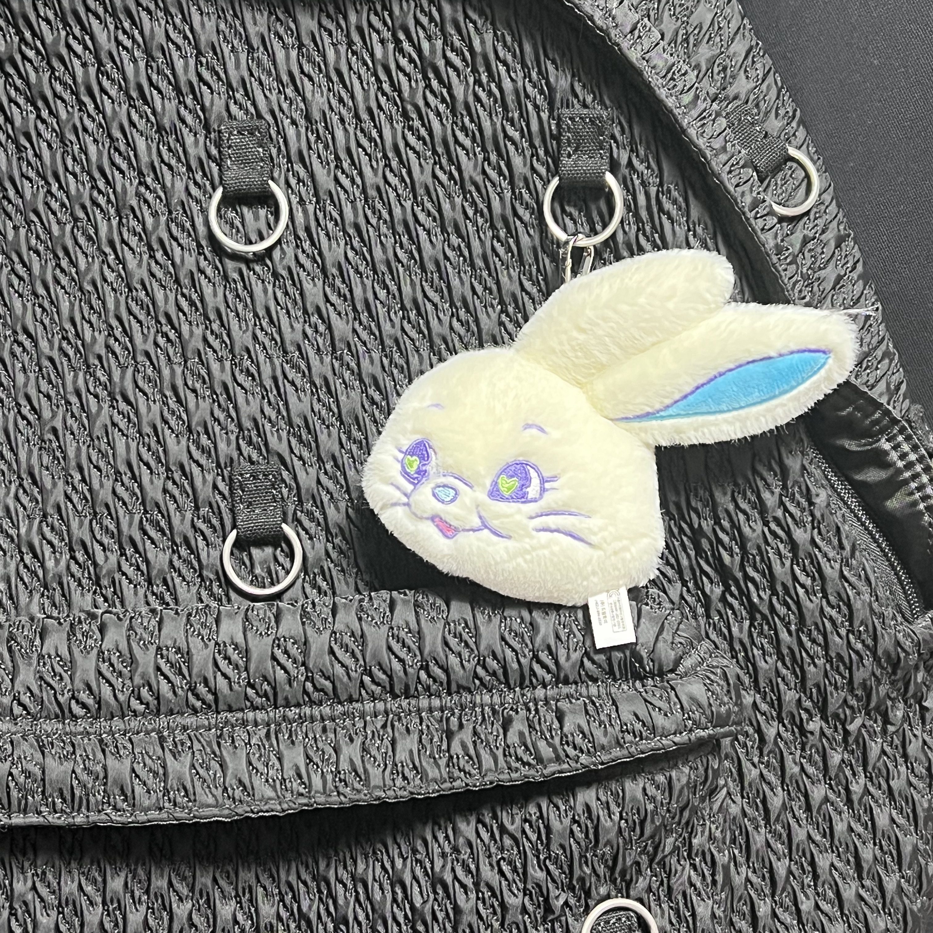 NewJeans Tokki Merchandise Fluffy Keyring White 착용 스타일