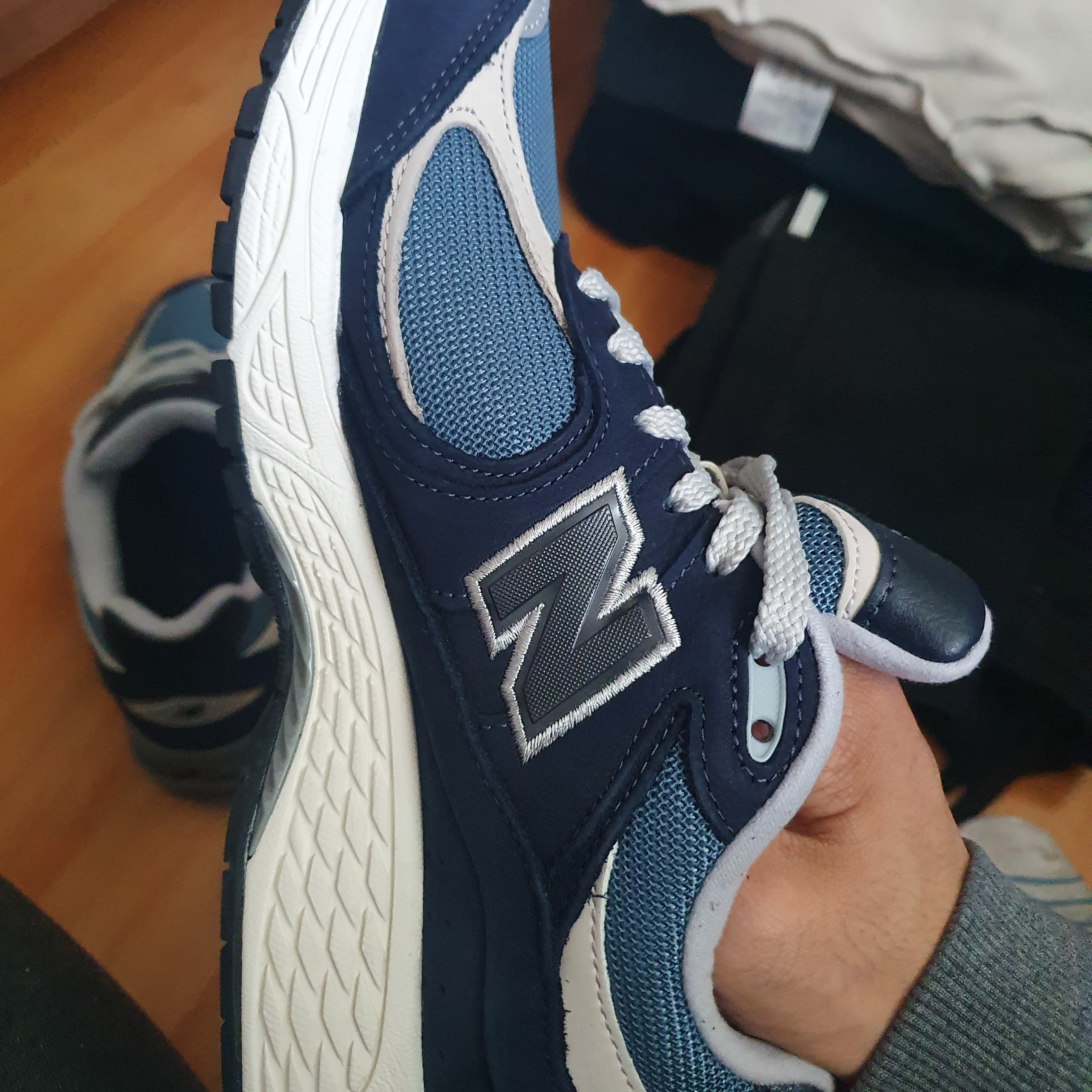 New Balance 2002R Dark Navy 착용 스타일 - 2