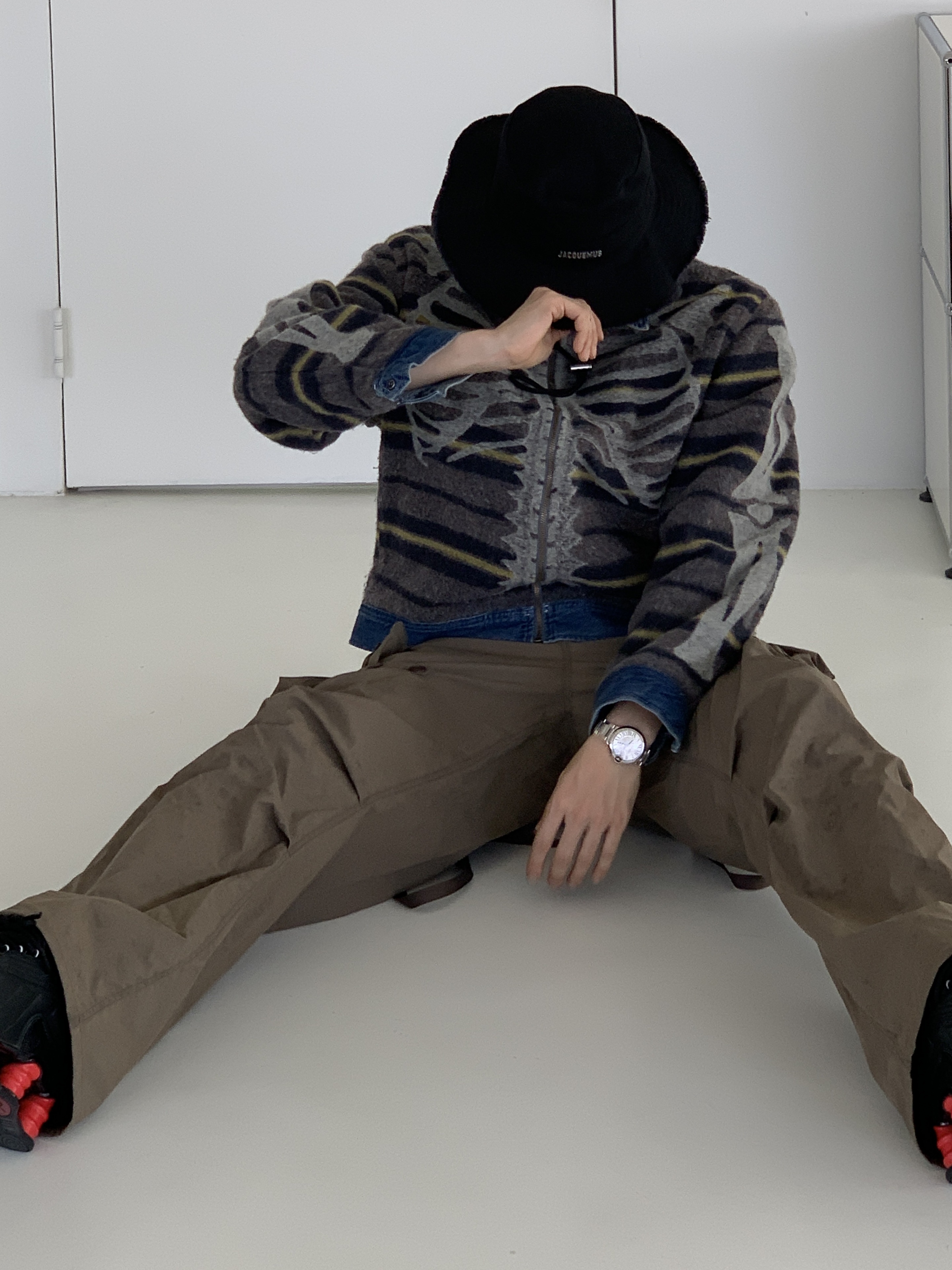 Jacquemus Le Bob Artichaut Bucket Hat Black, Nike x Martine Rose Shox MR4 Black 착용 스타일 - 4
