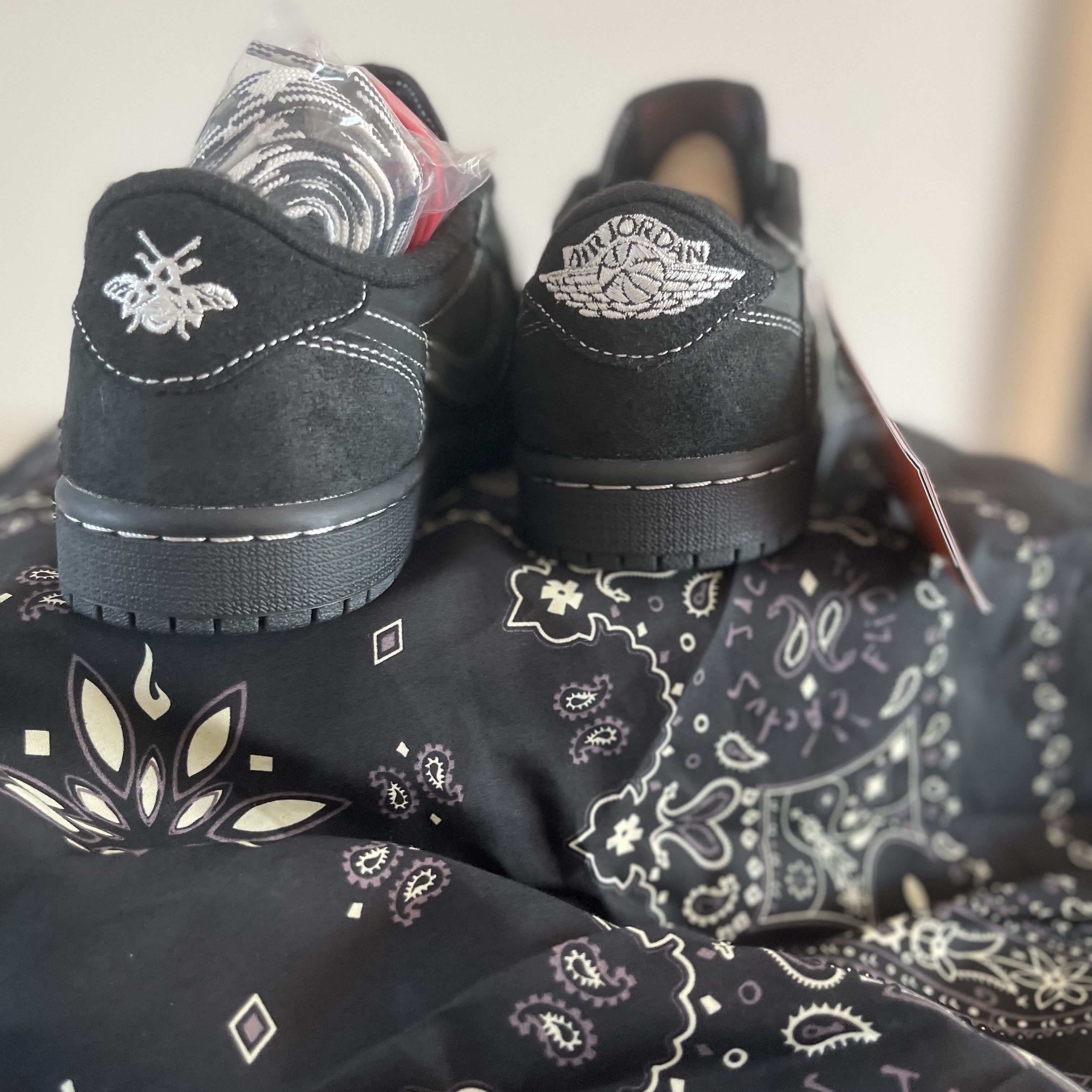 Jordan 1 x Travis Scott Retro Low OG SP Black Phantom 착용 스타일 - 3