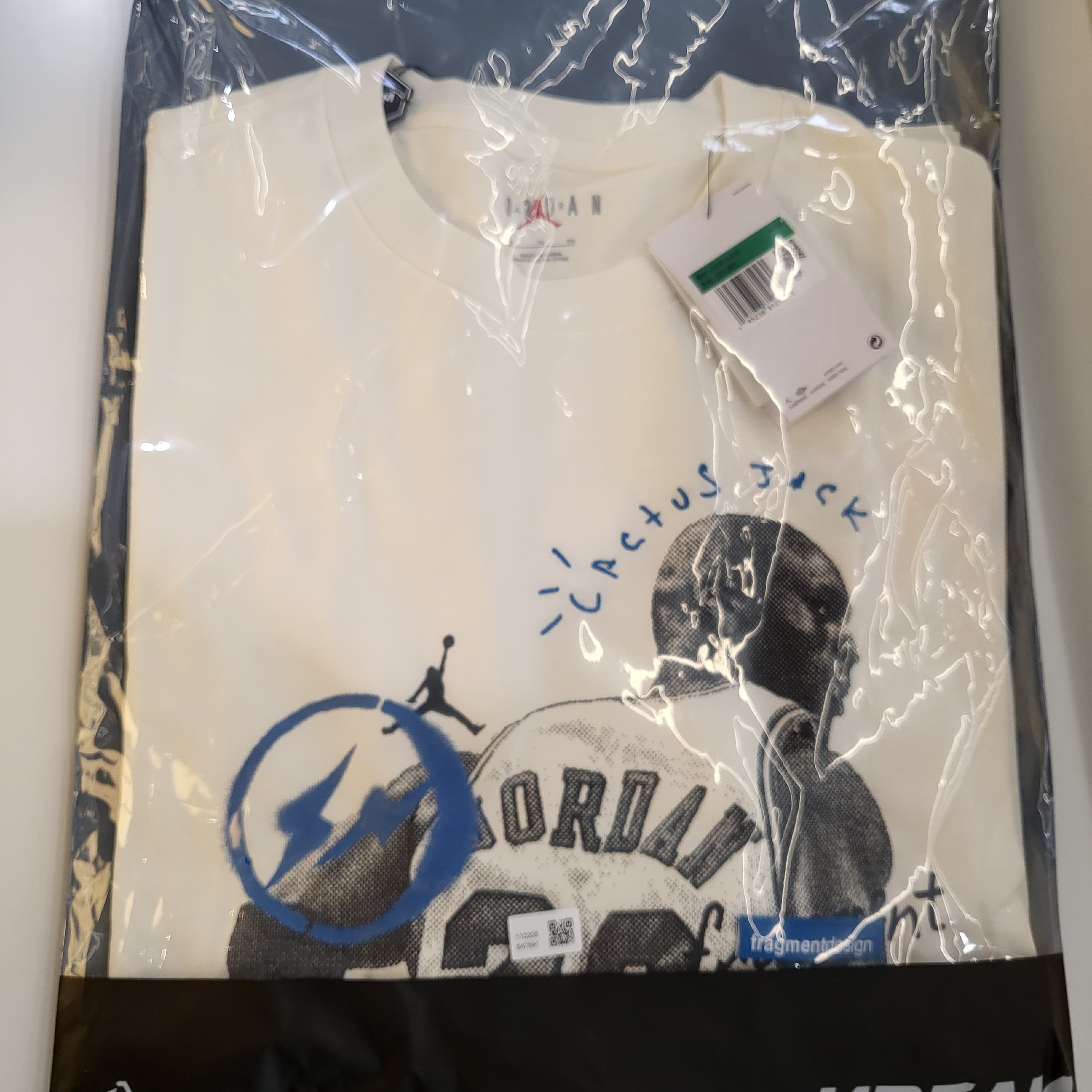 Jordan x Travis Scott x Fragment T-Shirt Sail (DJ0619-133), Essentials The Core Collection Crewneck Sweatshirt Light Oatmeal 착용 스타일 - 1