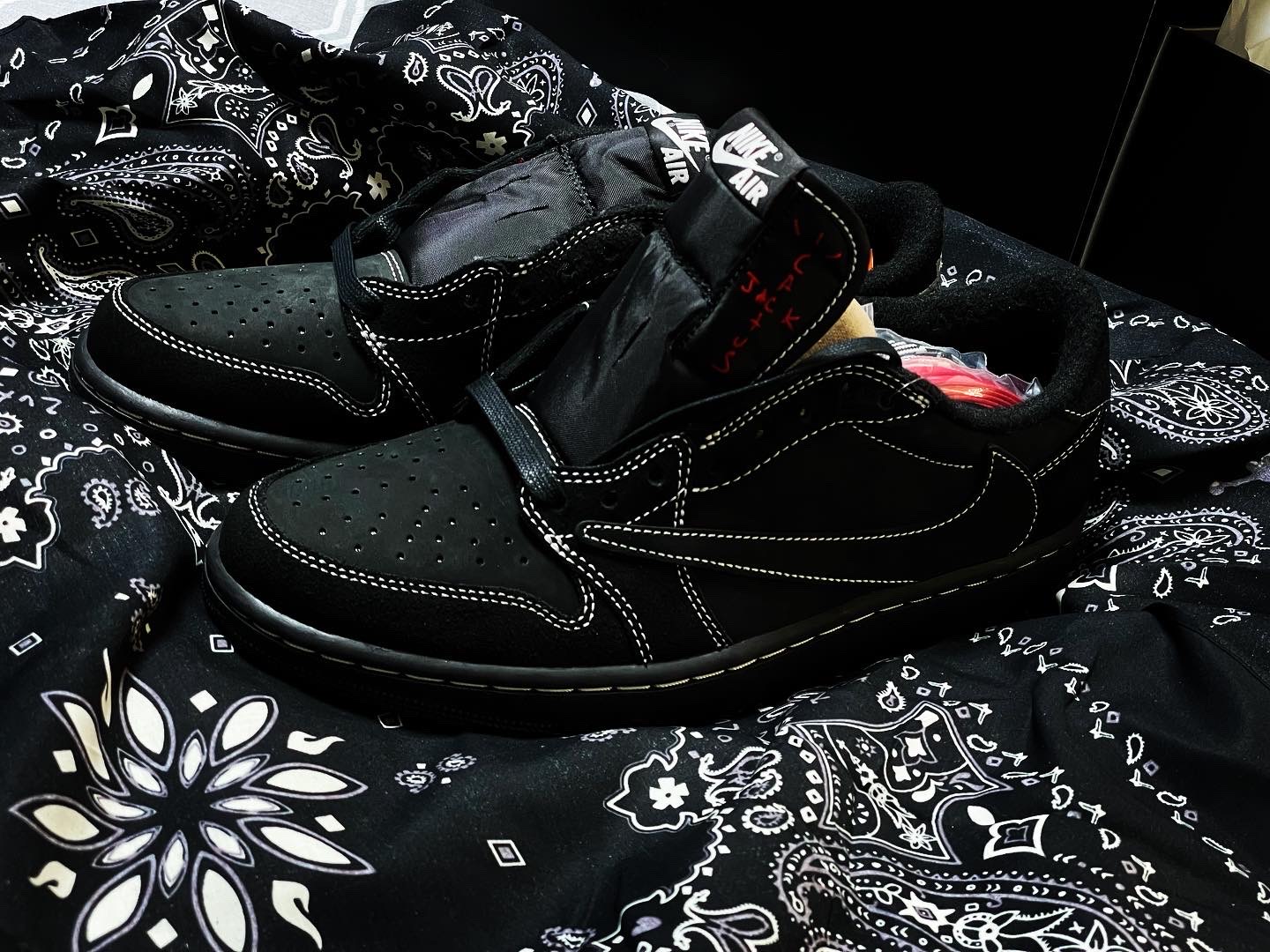 Jordan 1 x Travis Scott Retro Low OG SP Black Phantom 착용 스타일 - 1