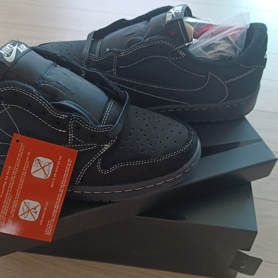 Jordan 1 x Travis Scott Retro Low OG SP Black Phantom 착용 스타일 - 3