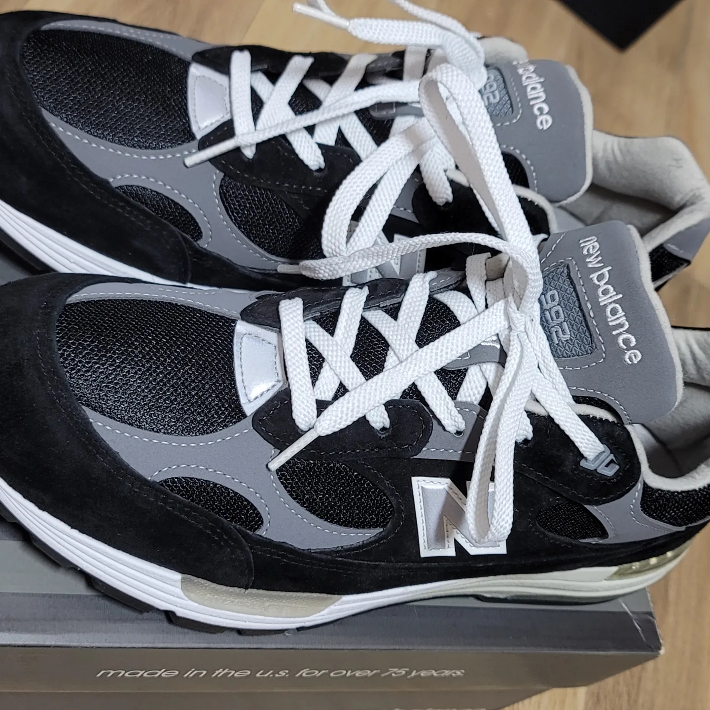 New Balance 992 Made in USA Black Grey 착용 스타일 - 1