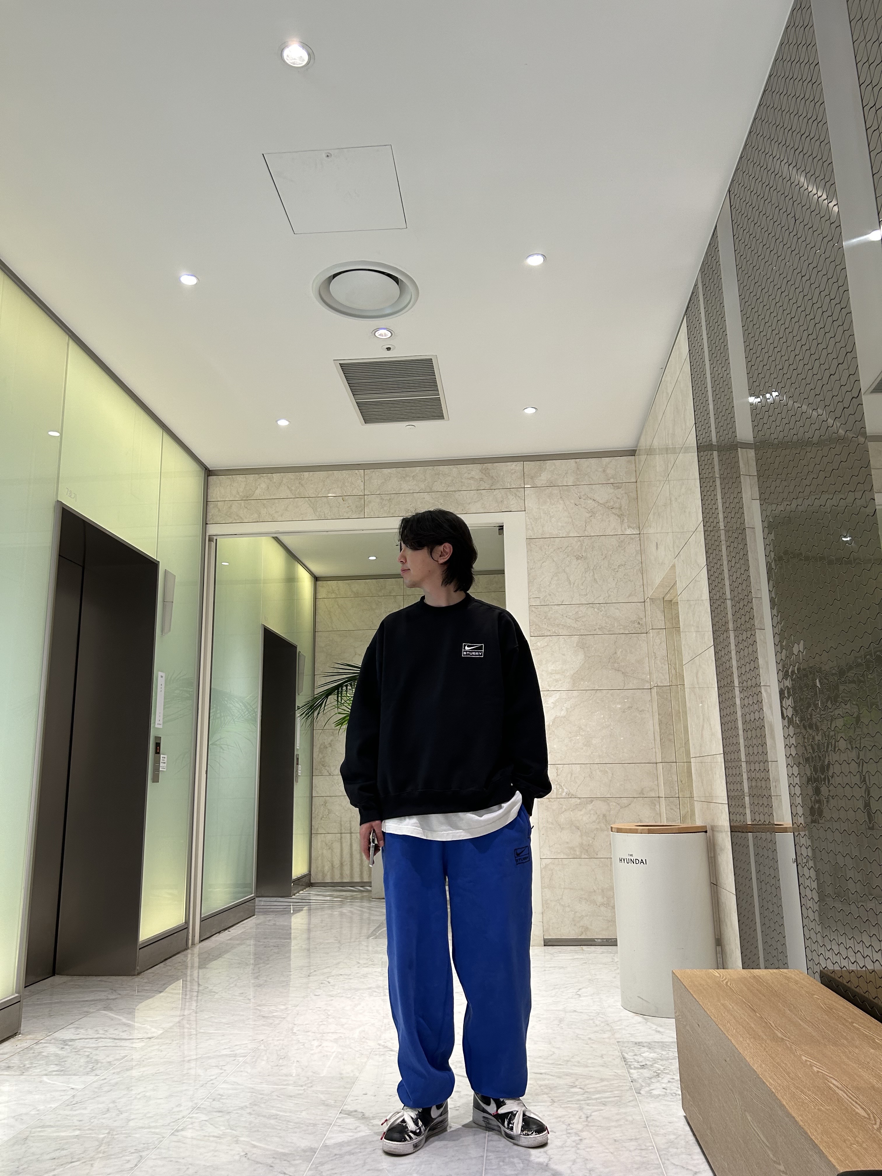 Nike x Stussy NRG Washed Fleece Crewneck Black (DO5310-010), Nike x Stussy NRG Acid Washed Fleece Pants Game Royal (DR4025-480) 착용 스타일 - 1