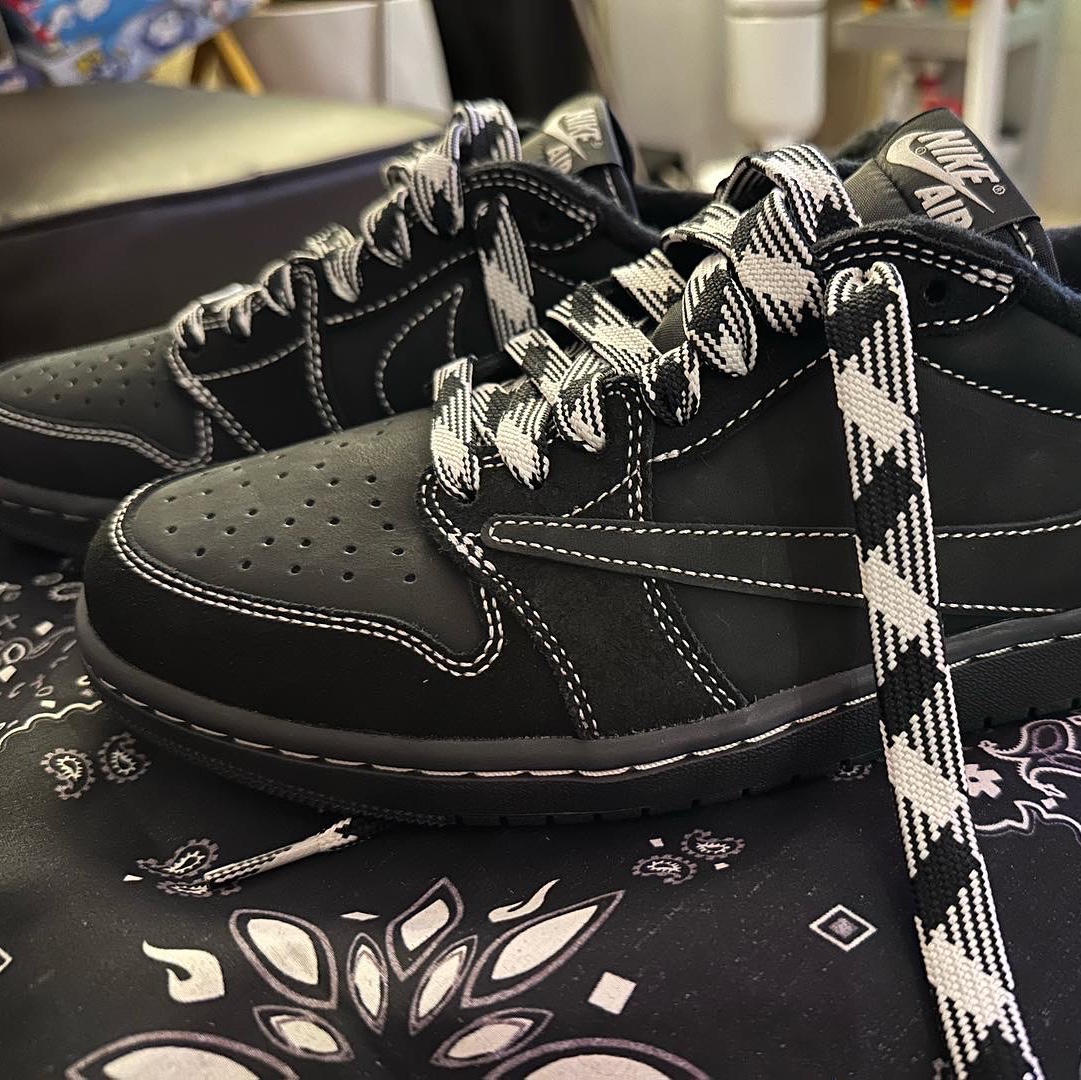 Jordan 1 x Travis Scott Retro Low OG SP Black Phantom 착용 스타일 - 2