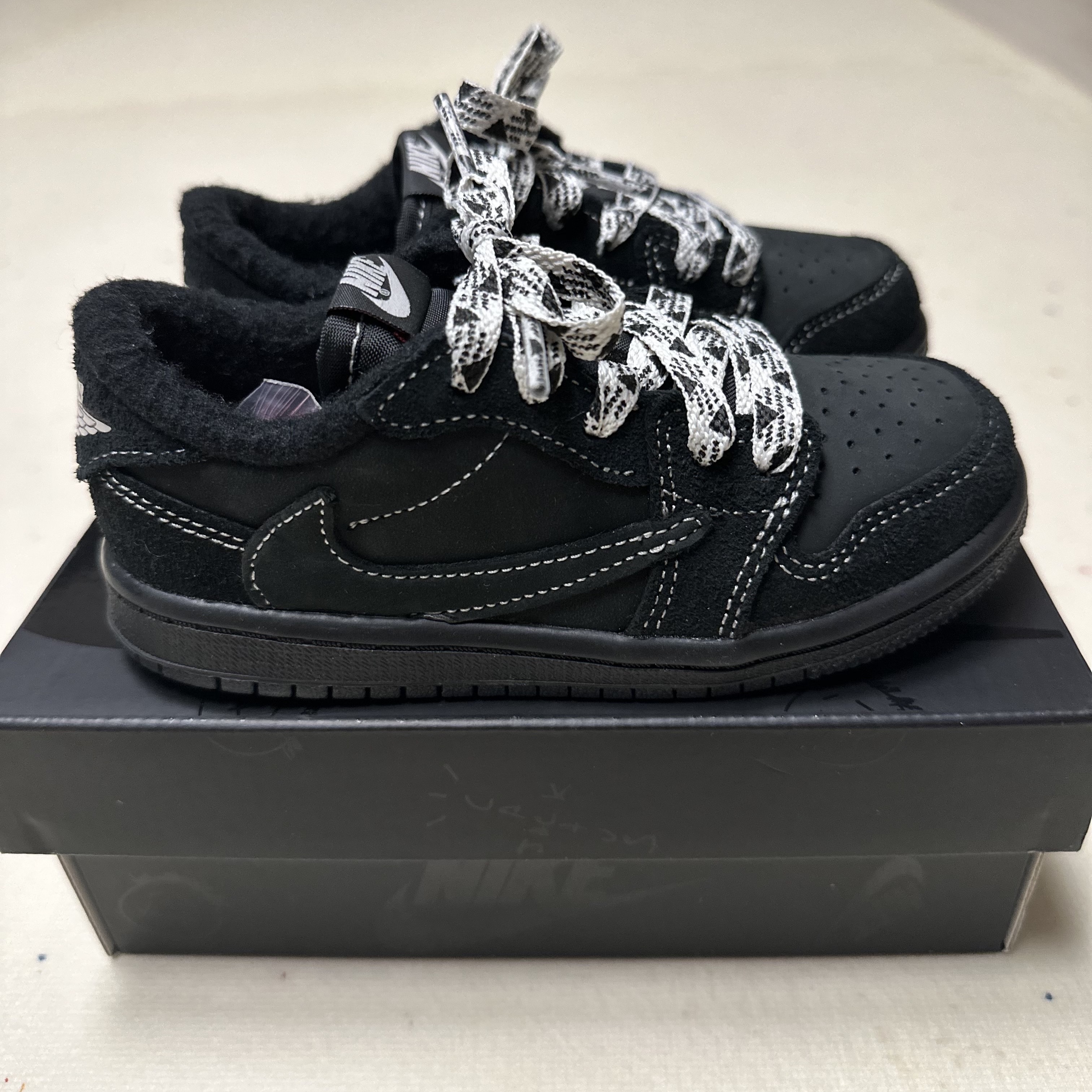 (TD) Jordan 1 x Travis Scott Retro Low OG SP Black Phantom, (PS) Jordan 1 x Travis Scott Retro Low OG SP Black Phantom 착용 스타일 - 1