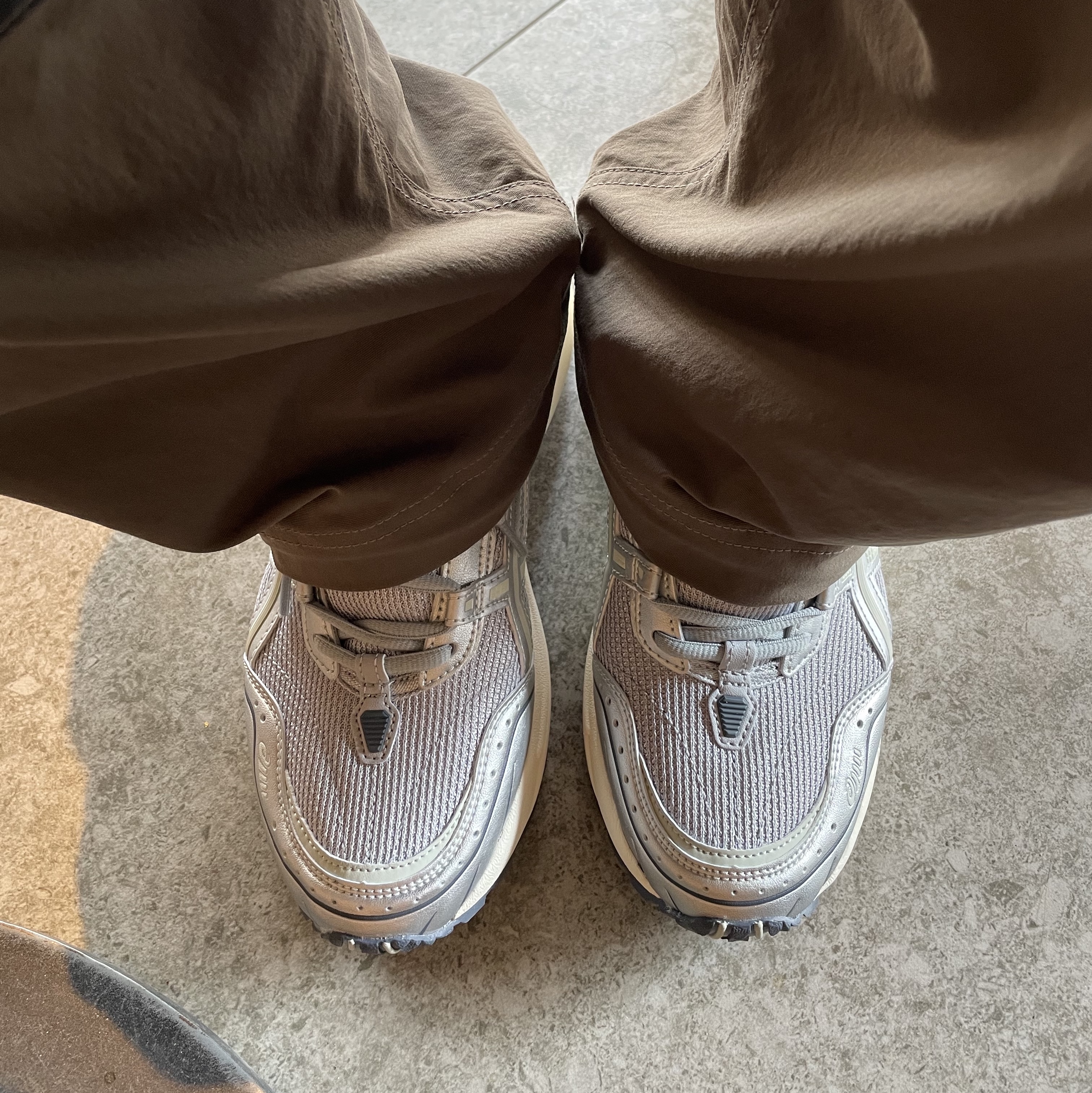 Asics Gel-1090 Piedmont Grey 착용 스타일 - 1