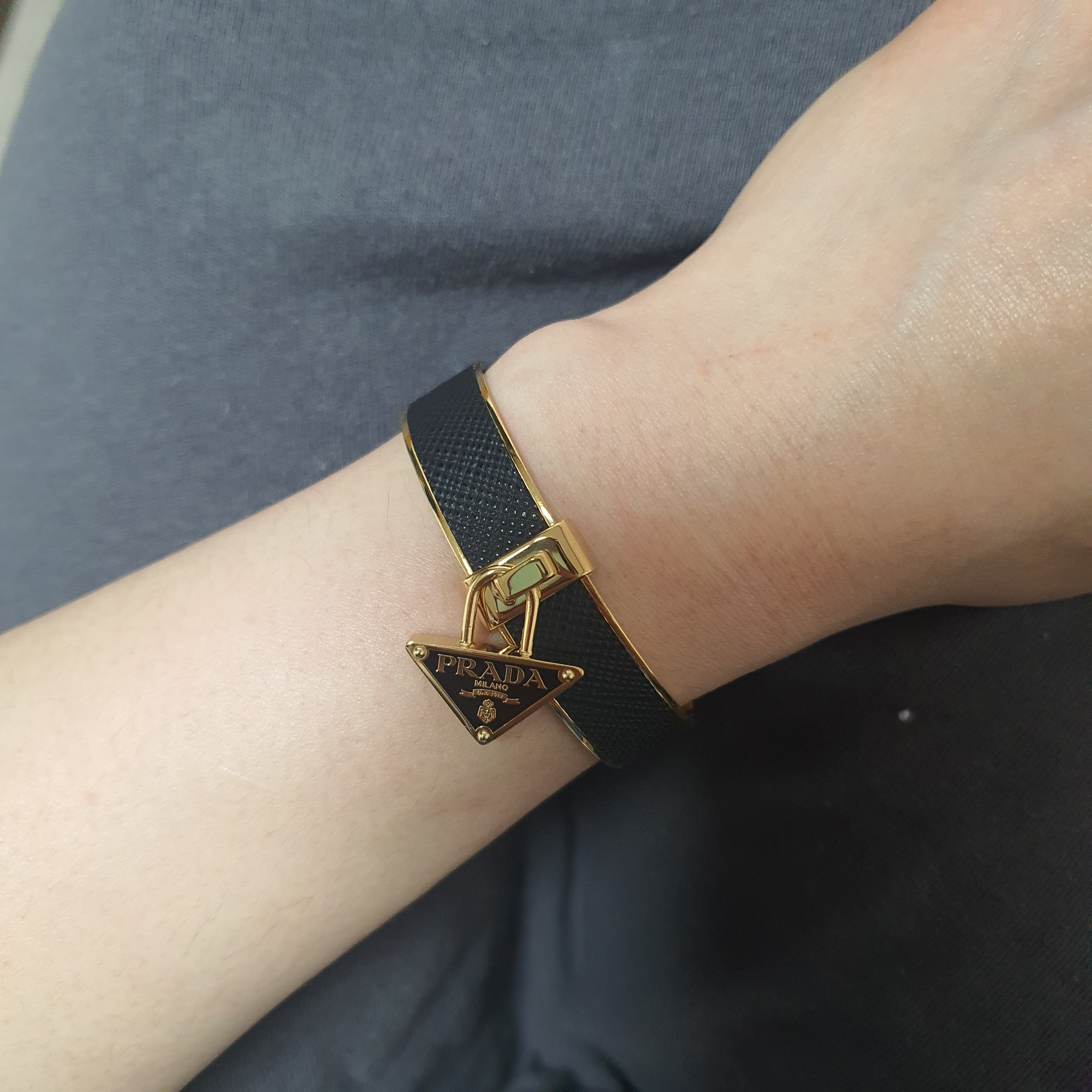 Prada Saffiano Metal Bracelet Black 착용 스타일 - 1