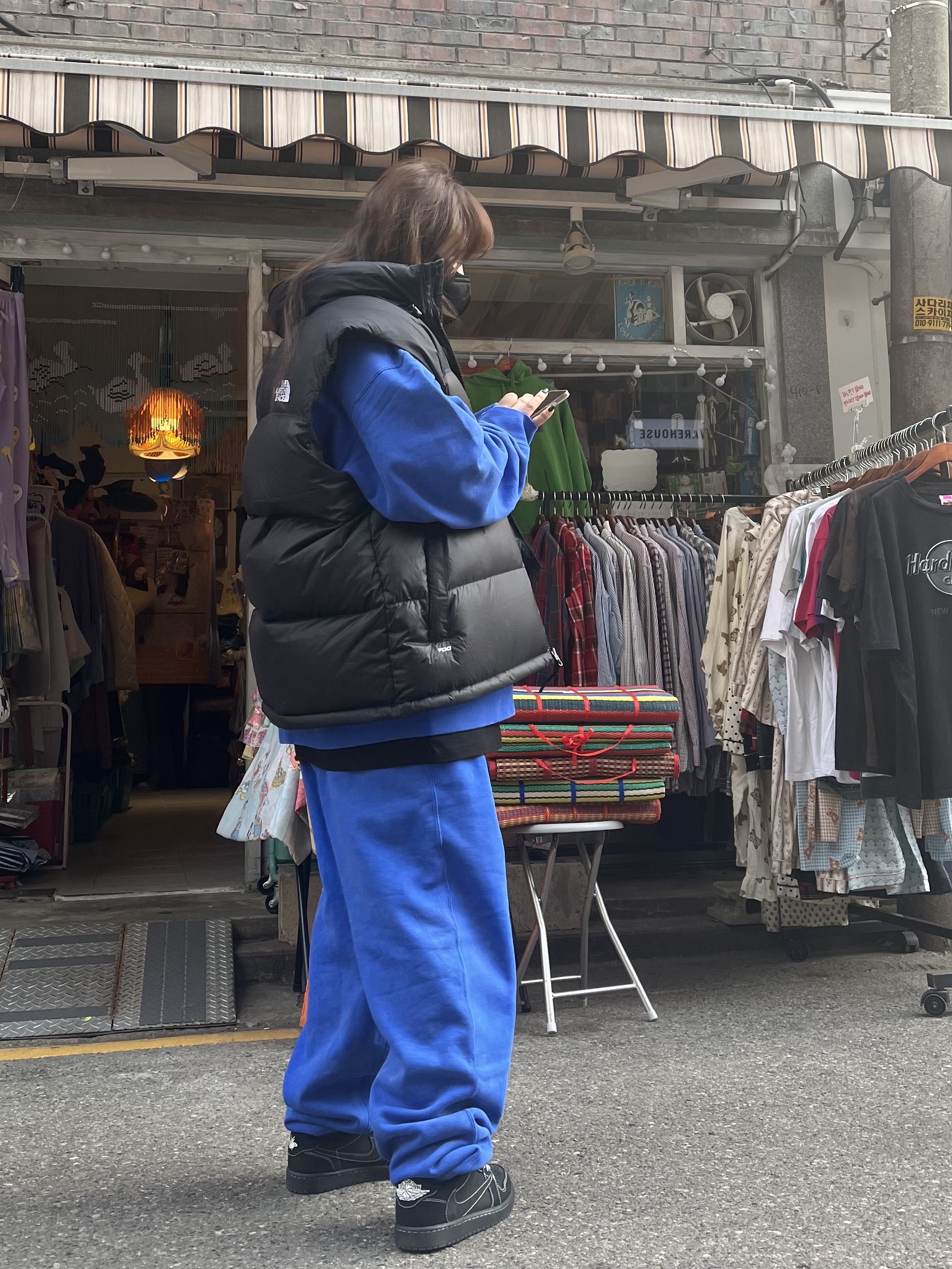 Jordan 1 x Travis Scott Retro Low OG SP Black Phantom, Nike x Stussy NRG Acid Washed Crewneck Game Royal (DR4024-480) 착용 스타일