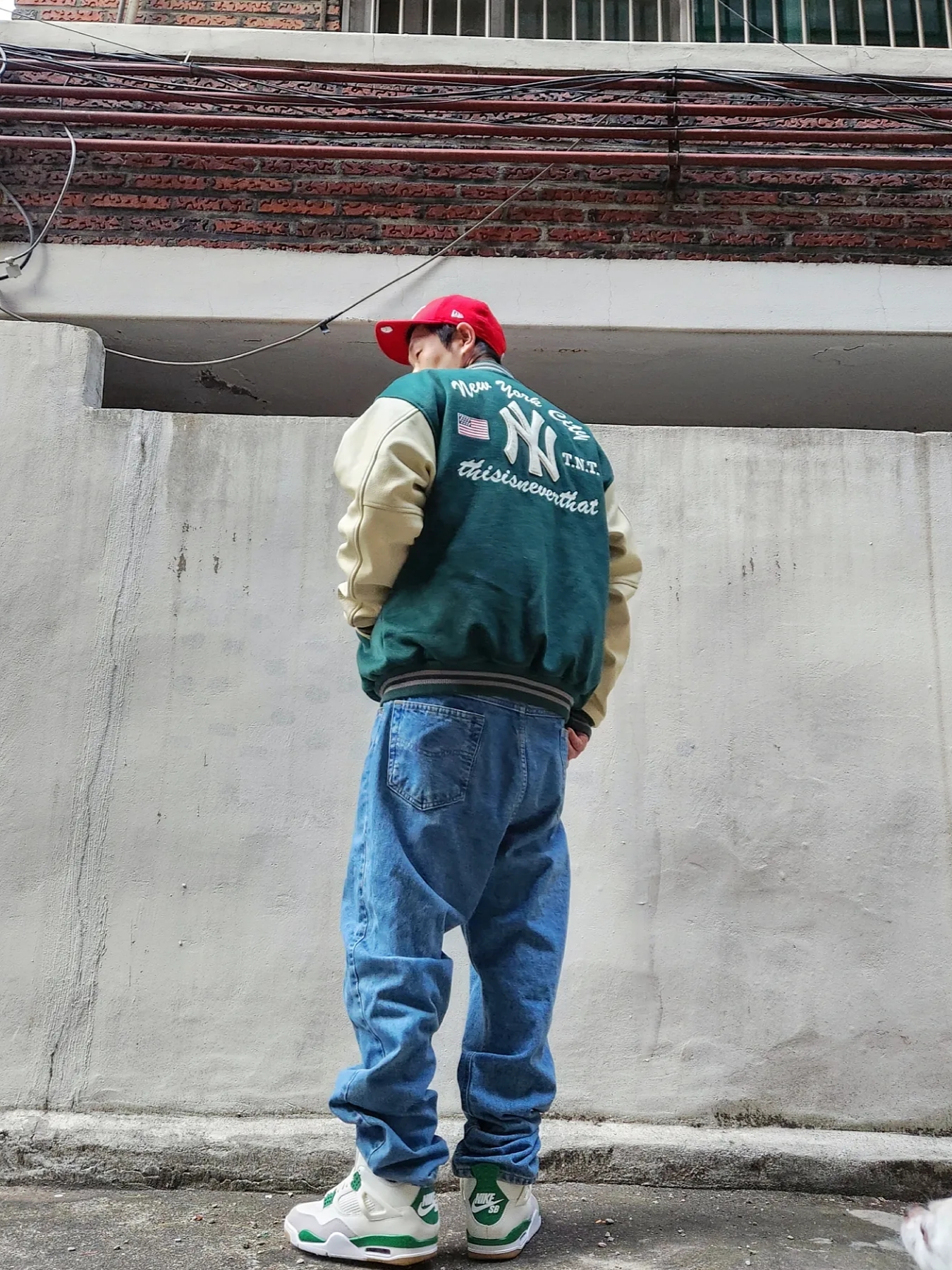 Jordan 4 x Nike SB Retro SP Pine Green, Thisisneverthat x New Era x MLB New York Yankees Varsity Jacket Dark Green 착용 스타일 - 2