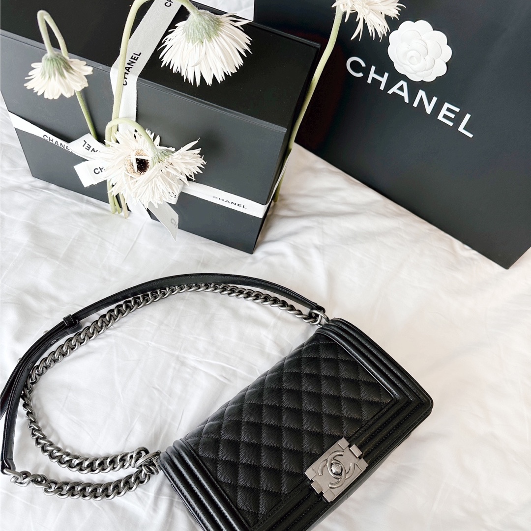 Chanel Medium Boy Chanel Handbag Grained Calfskin & Ruthenium Black, Lego Wedding Favor Set 착용 스타일 - 3