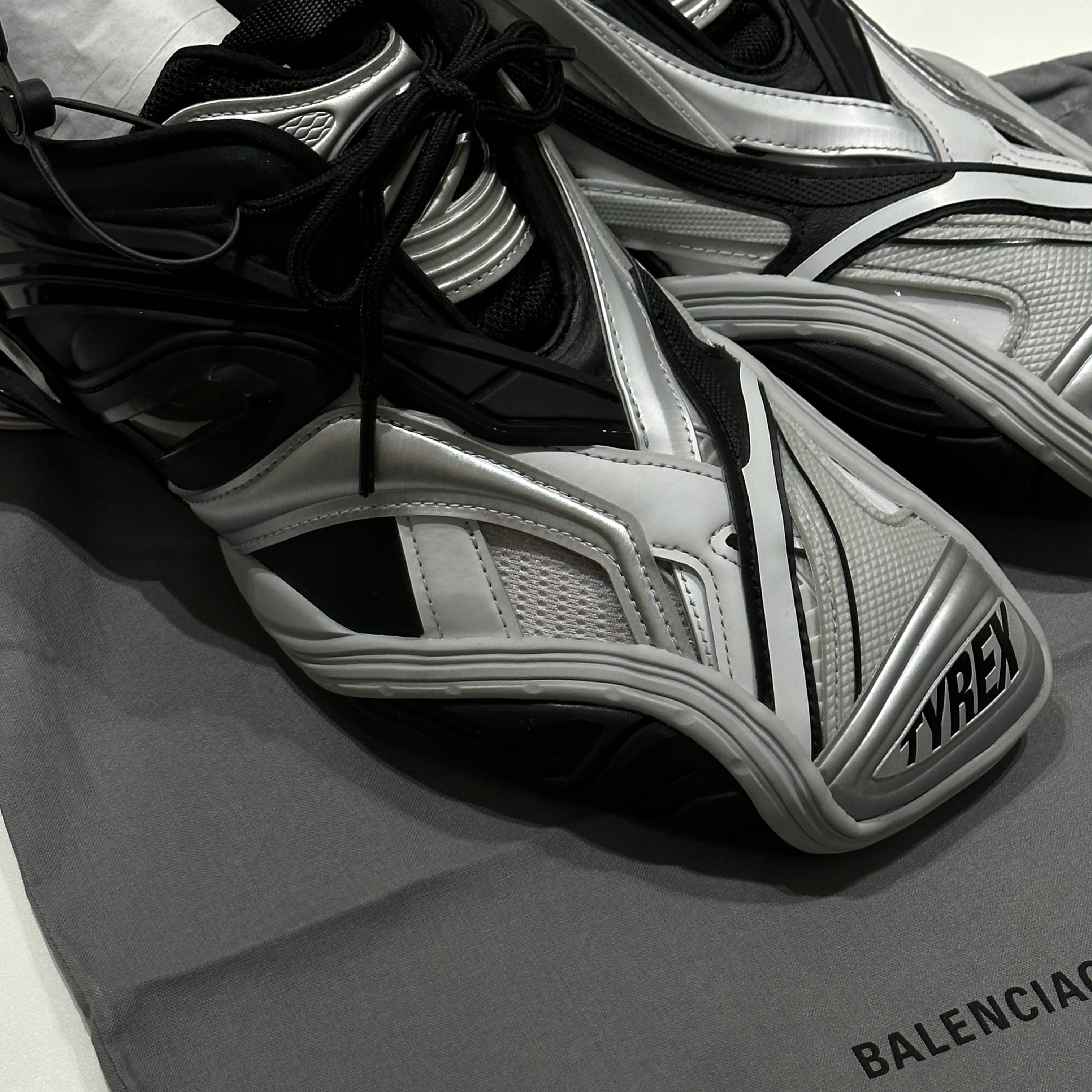 Balenciaga Tyrex Sneakers Black Grey 착용 스타일