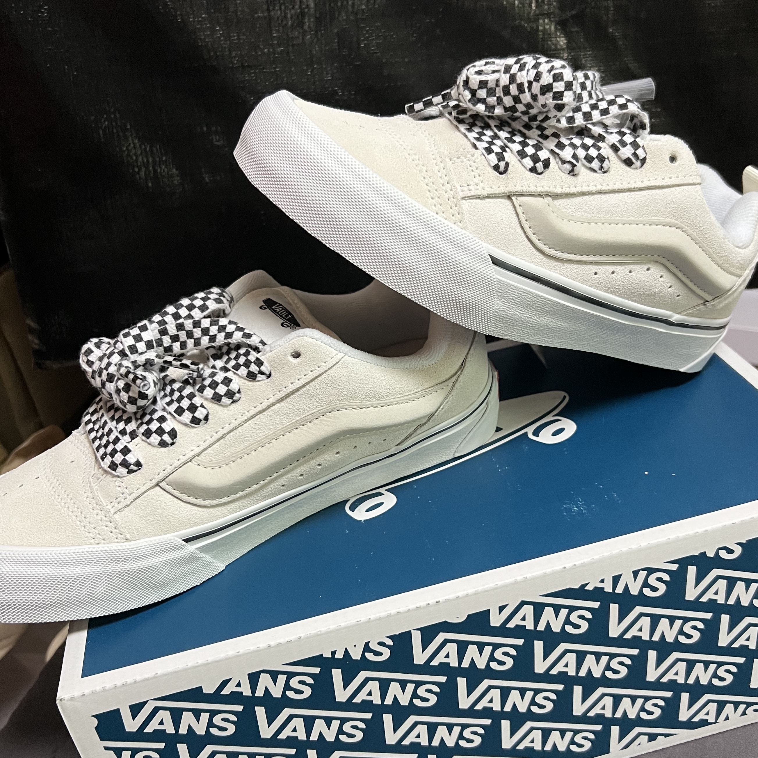 Vans Vault Knu-Skool VLT LX Suede Marshmallow 착용 스타일 - 3