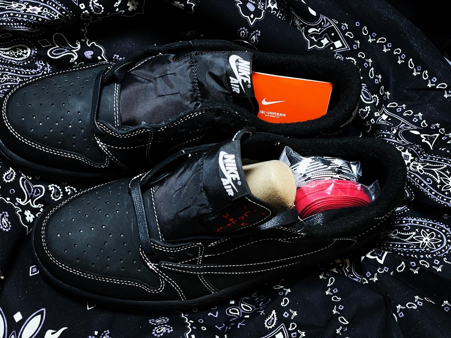 Jordan 1 x Travis Scott Retro Low OG SP Black Phantom 착용 스타일 - 2