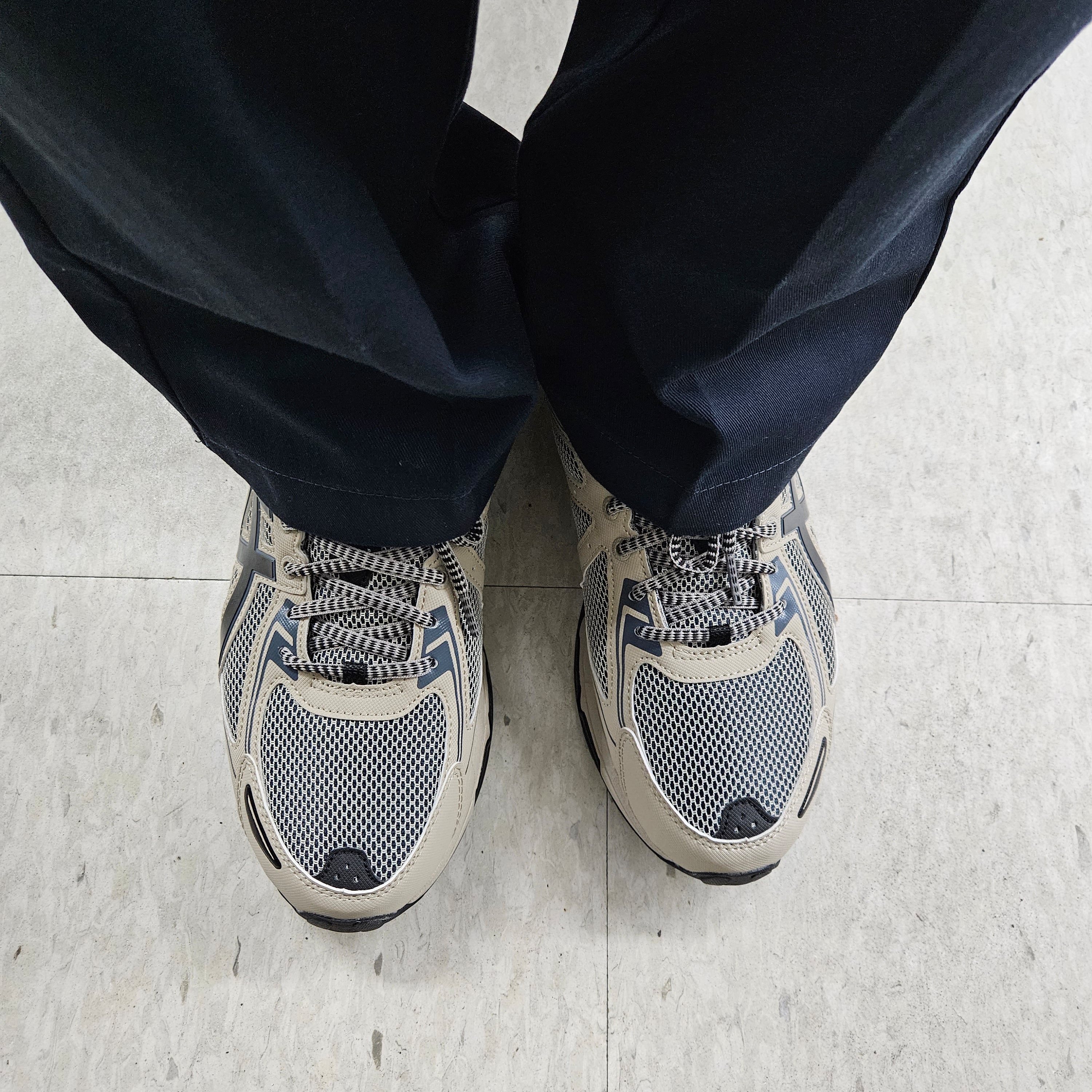 Asics Gel-Venture 6 Feather Grey Black 착용 스타일 - 2
