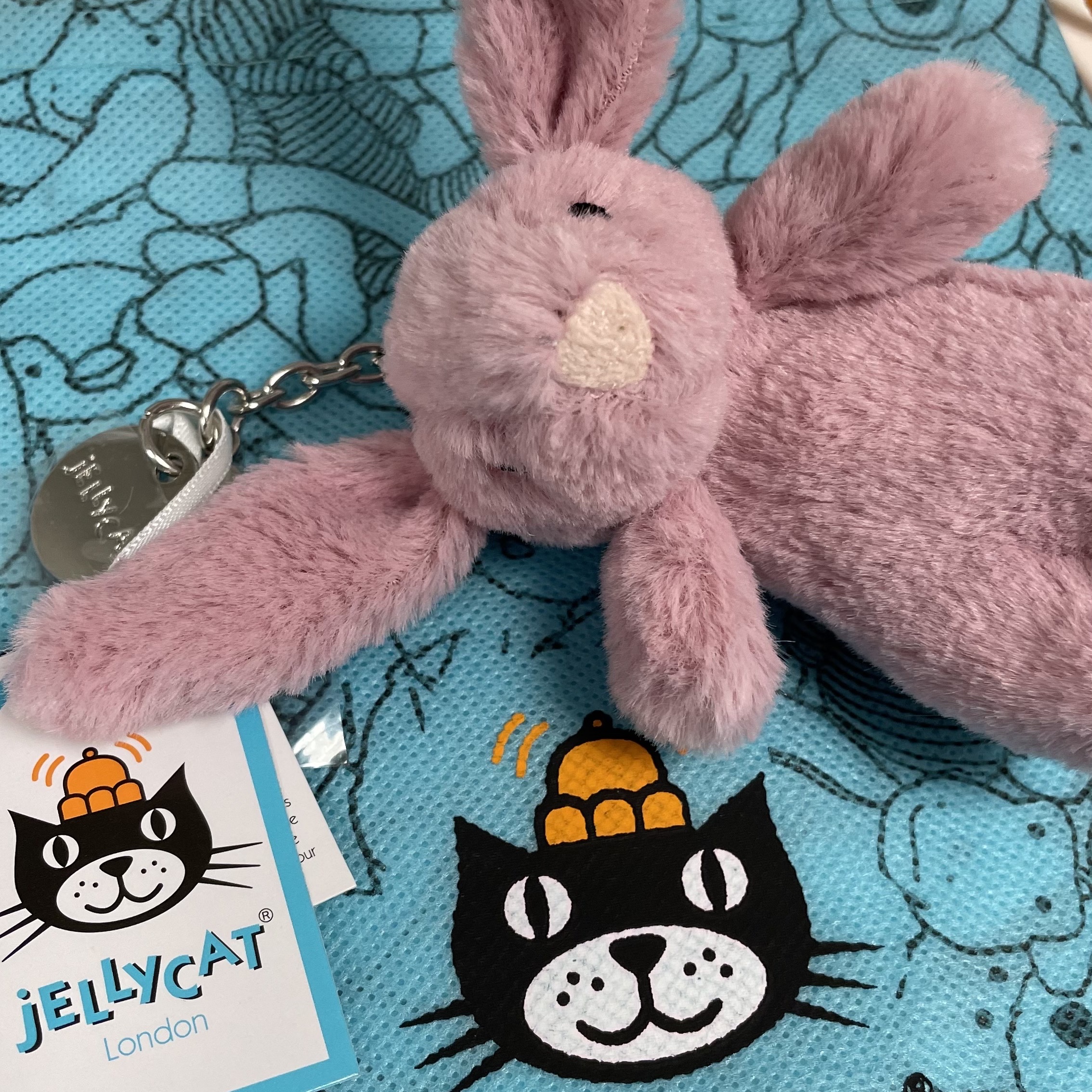Jellycat Bashful Bunny Bag Charm Tulip 착용 스타일
