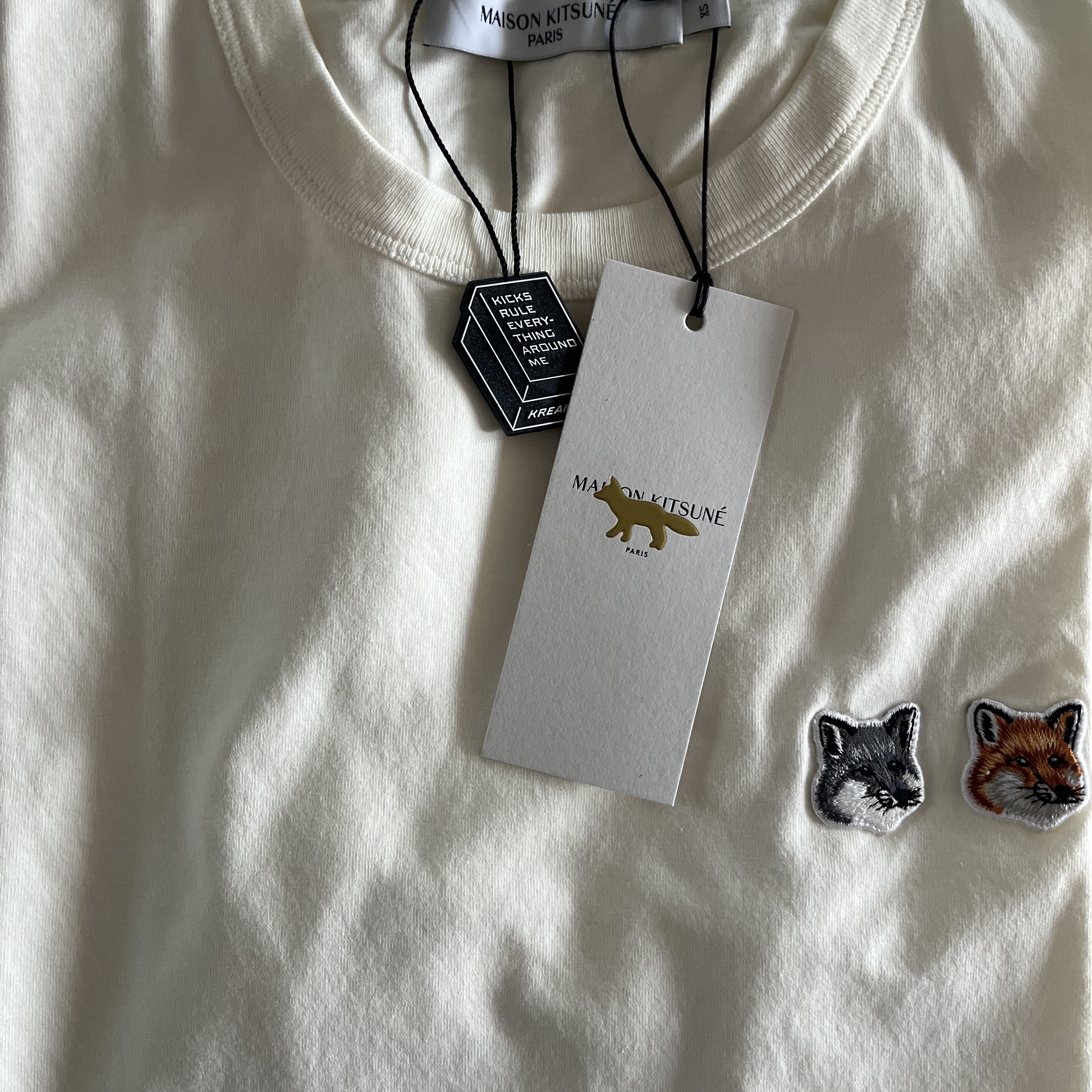 Maison Kitsune Double Fox Head Patch Classic T-Shirt Latte 착용 스타일