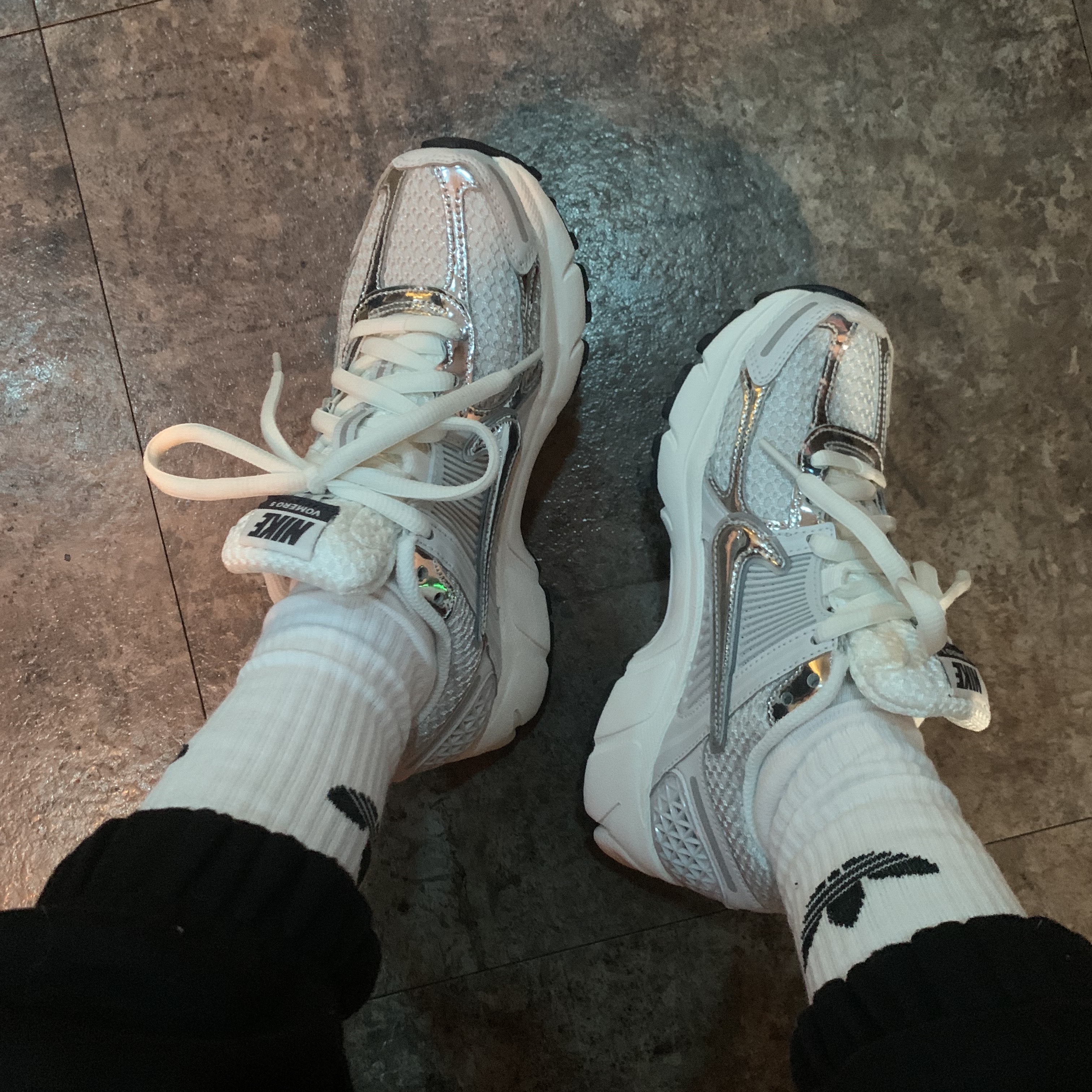 (W) Nike Zoom Vomero 5 Photon Dust and Metallic Silver 착용 스타일