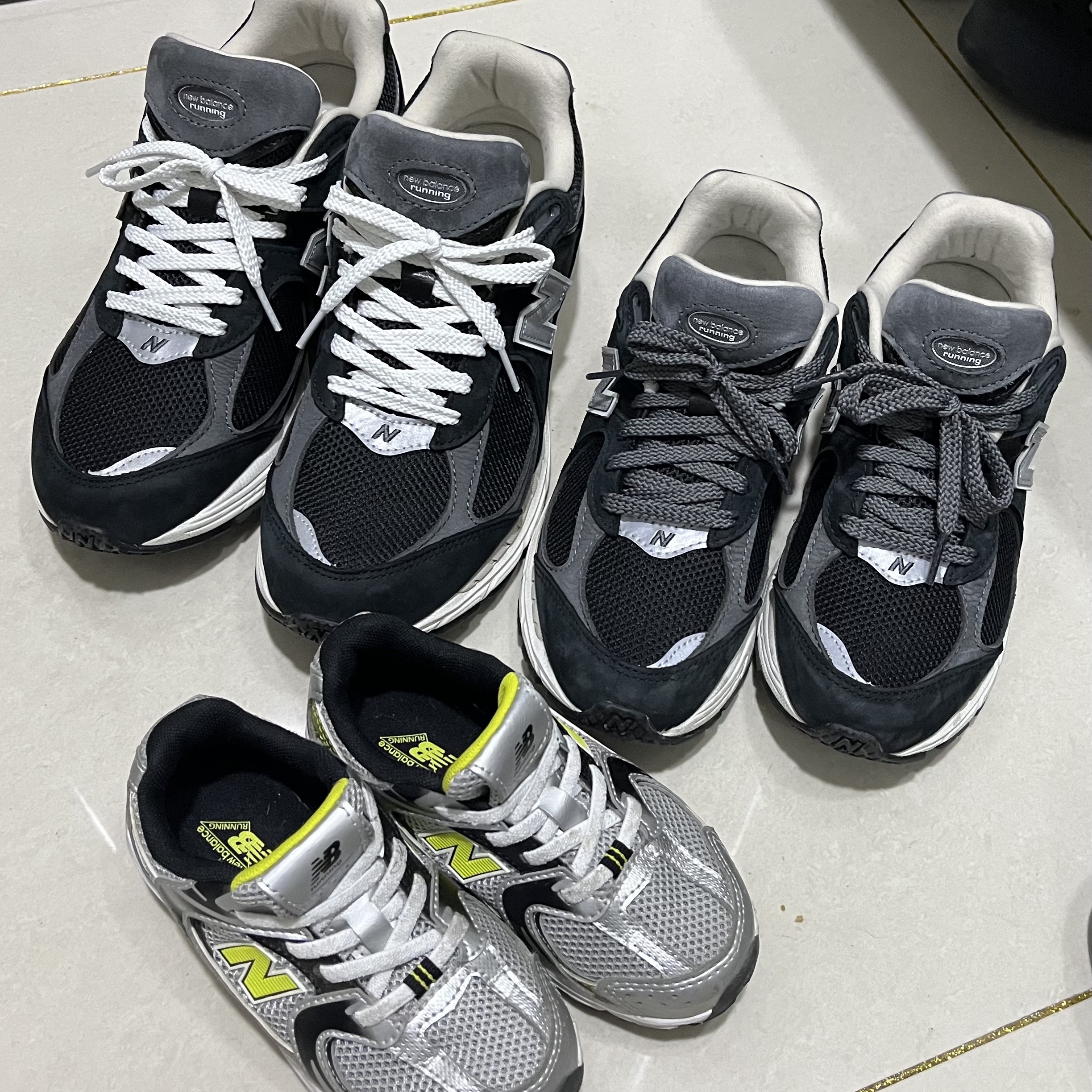 New Balance 2002R Premium Vintage Black 착용 스타일