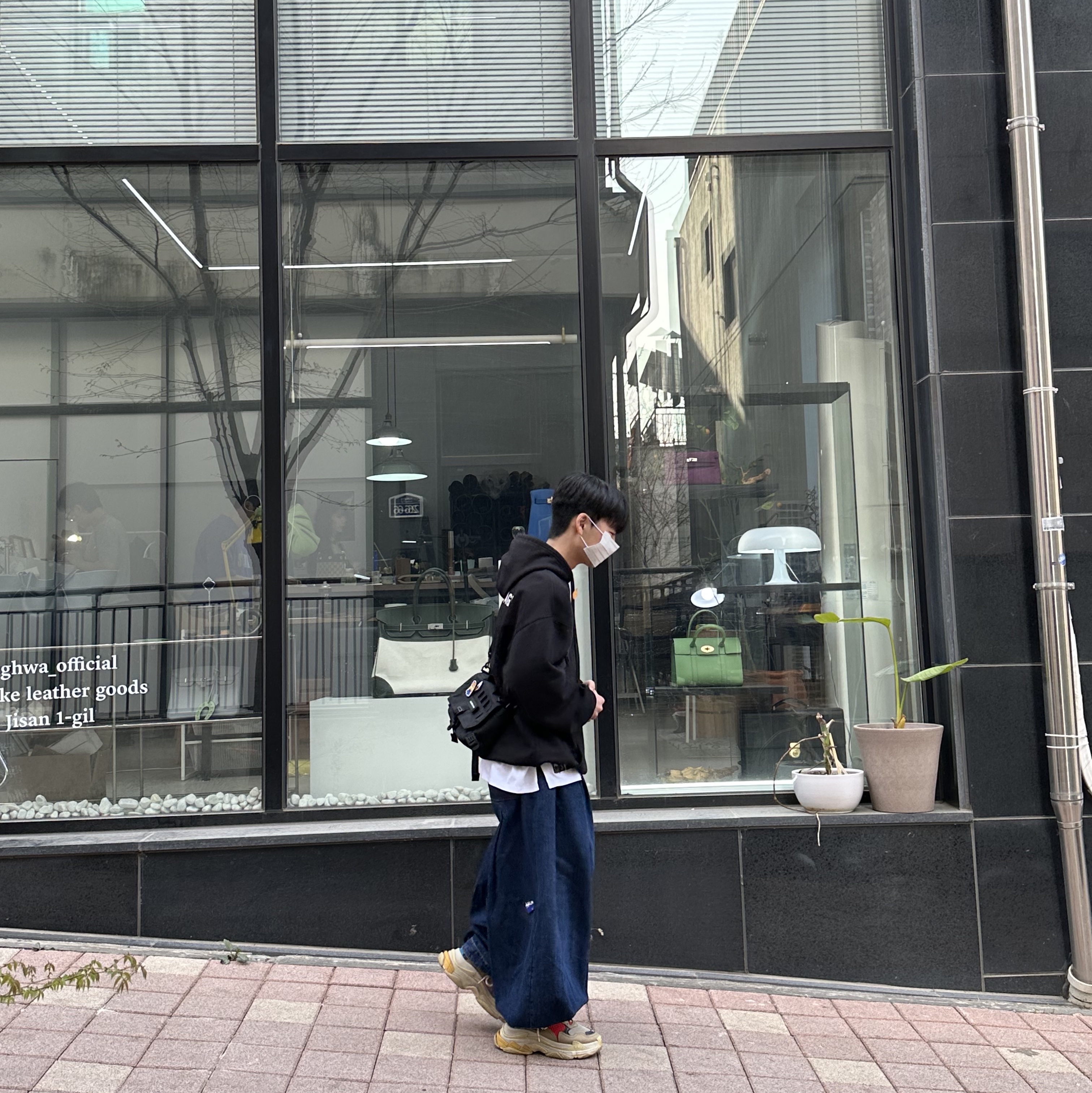 Zara x Ader Error Wide Leg Jeans Blue, (W) Balenciaga Triple S Sneakers Blue Grey Red 착용 스타일 - 1