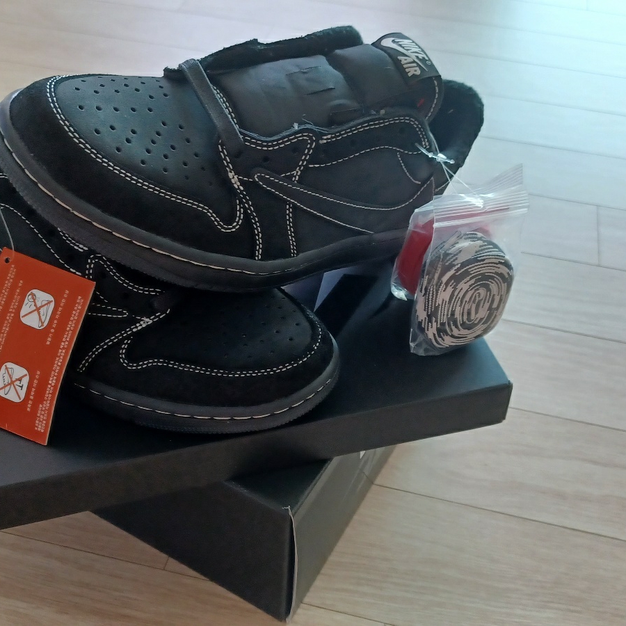 Jordan 1 x Travis Scott Retro Low OG SP Black Phantom 착용 스타일 - 2