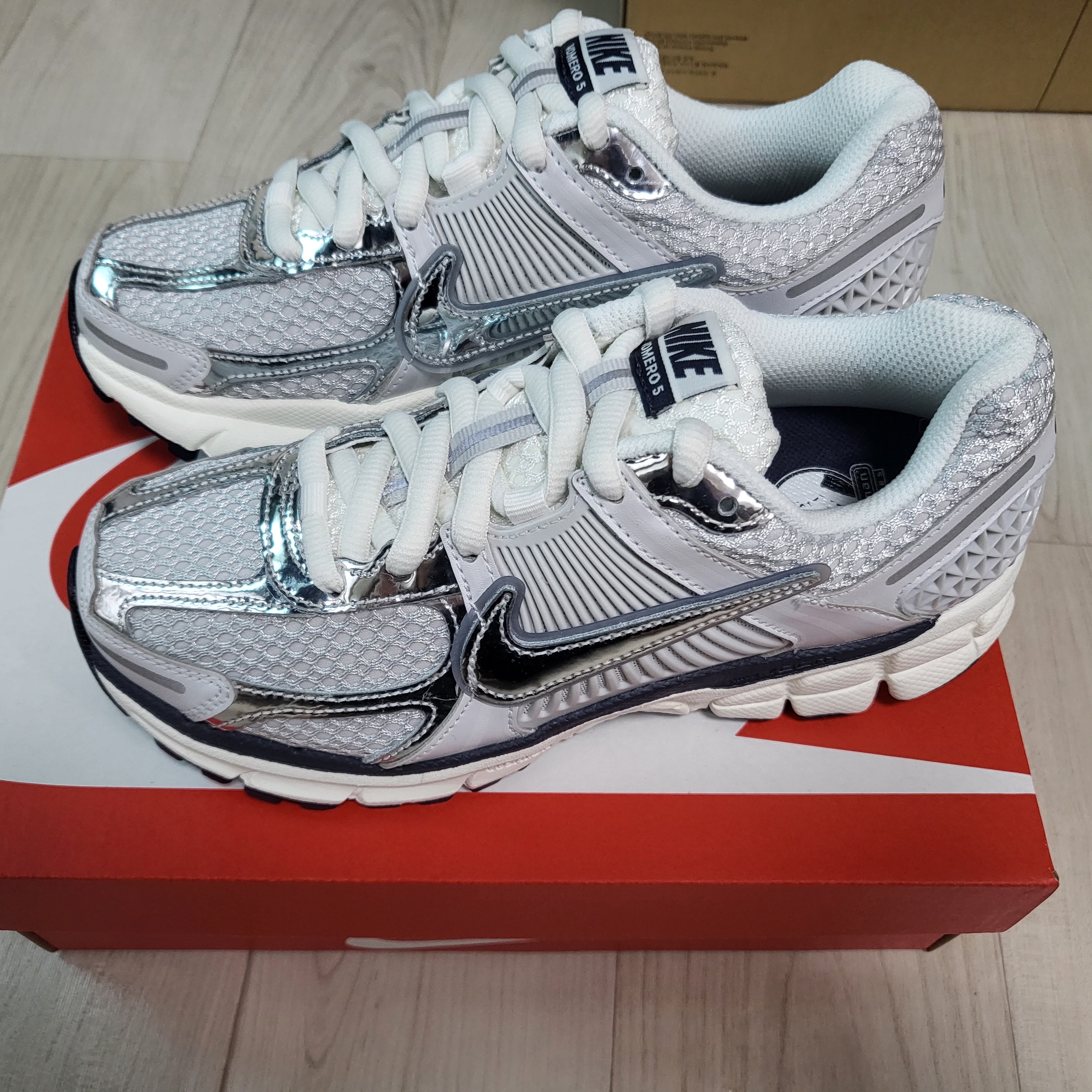 (W) Nike Zoom Vomero 5 Photon Dust and Metallic Silver 착용 스타일