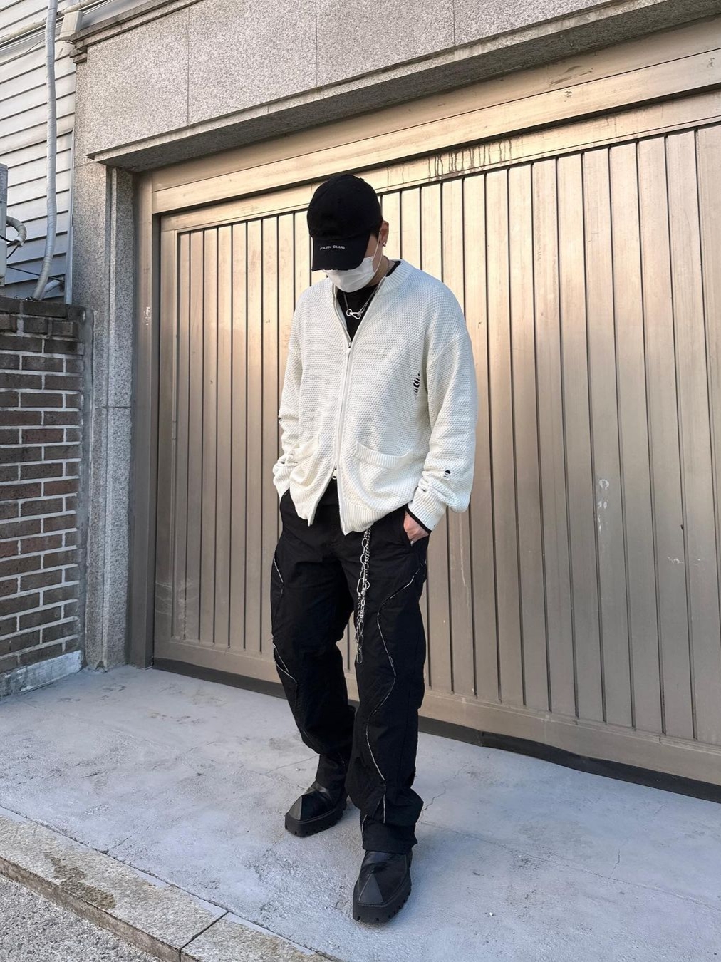 AOP Bar Tack Curve Pants Black 착용 스타일 - 1