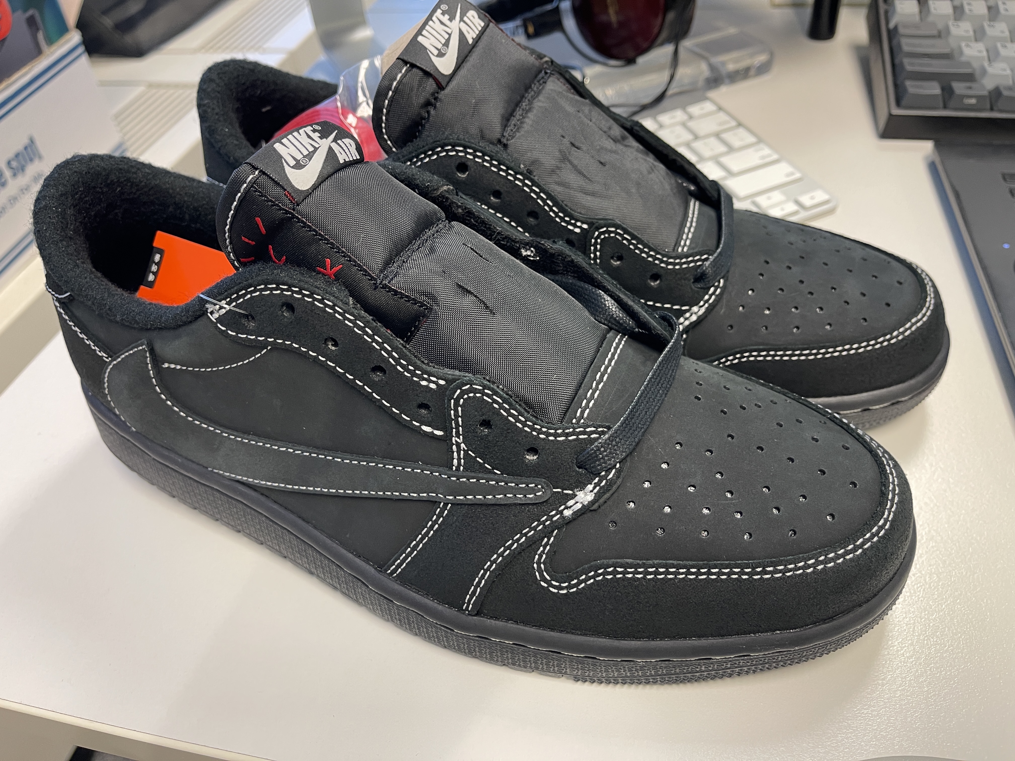 Jordan 1 x Travis Scott Retro Low OG SP Black Phantom 착용 스타일 - 5