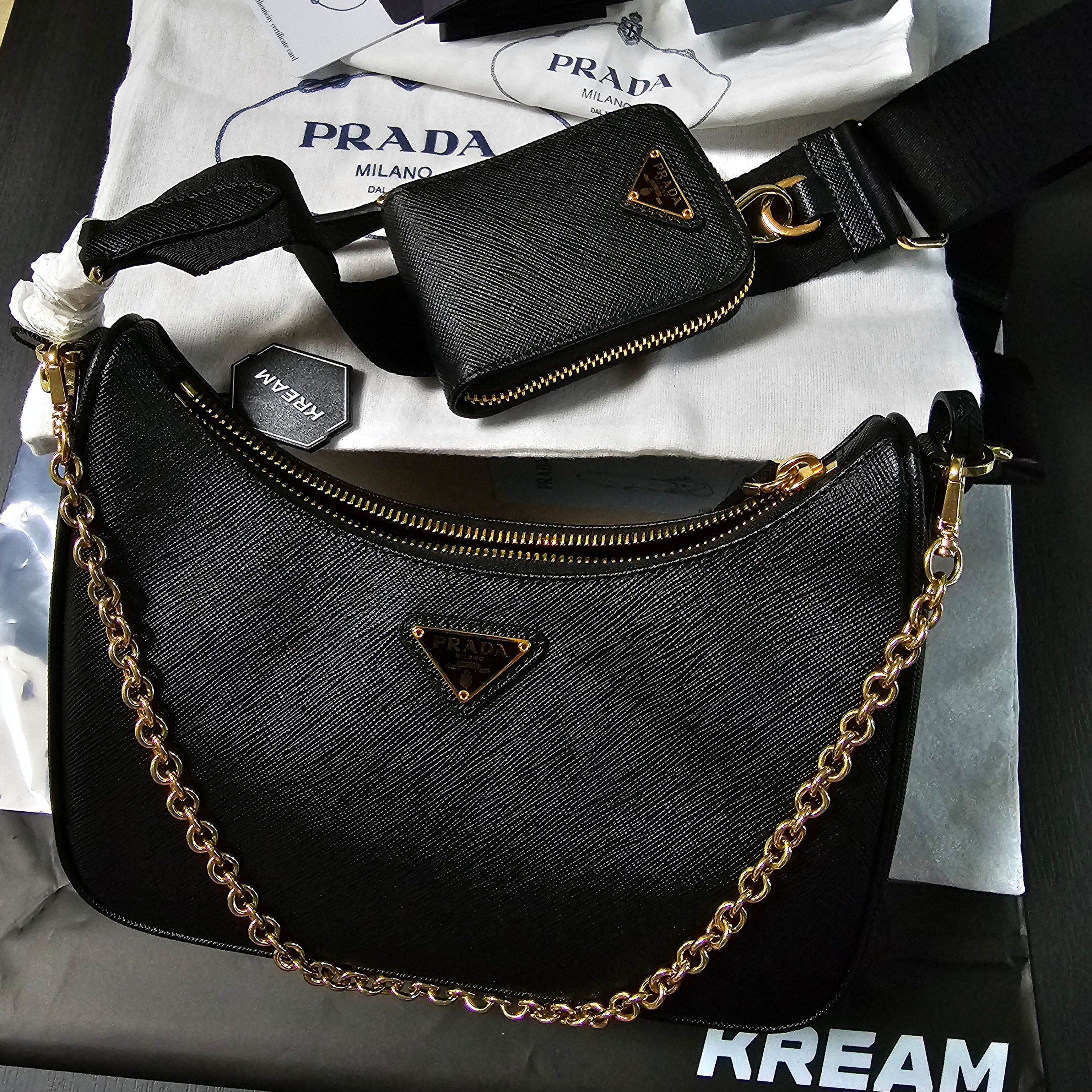 Prada Re-Edition 2005 Saffiano Leather Shoulder Bag Black 착용 스타일