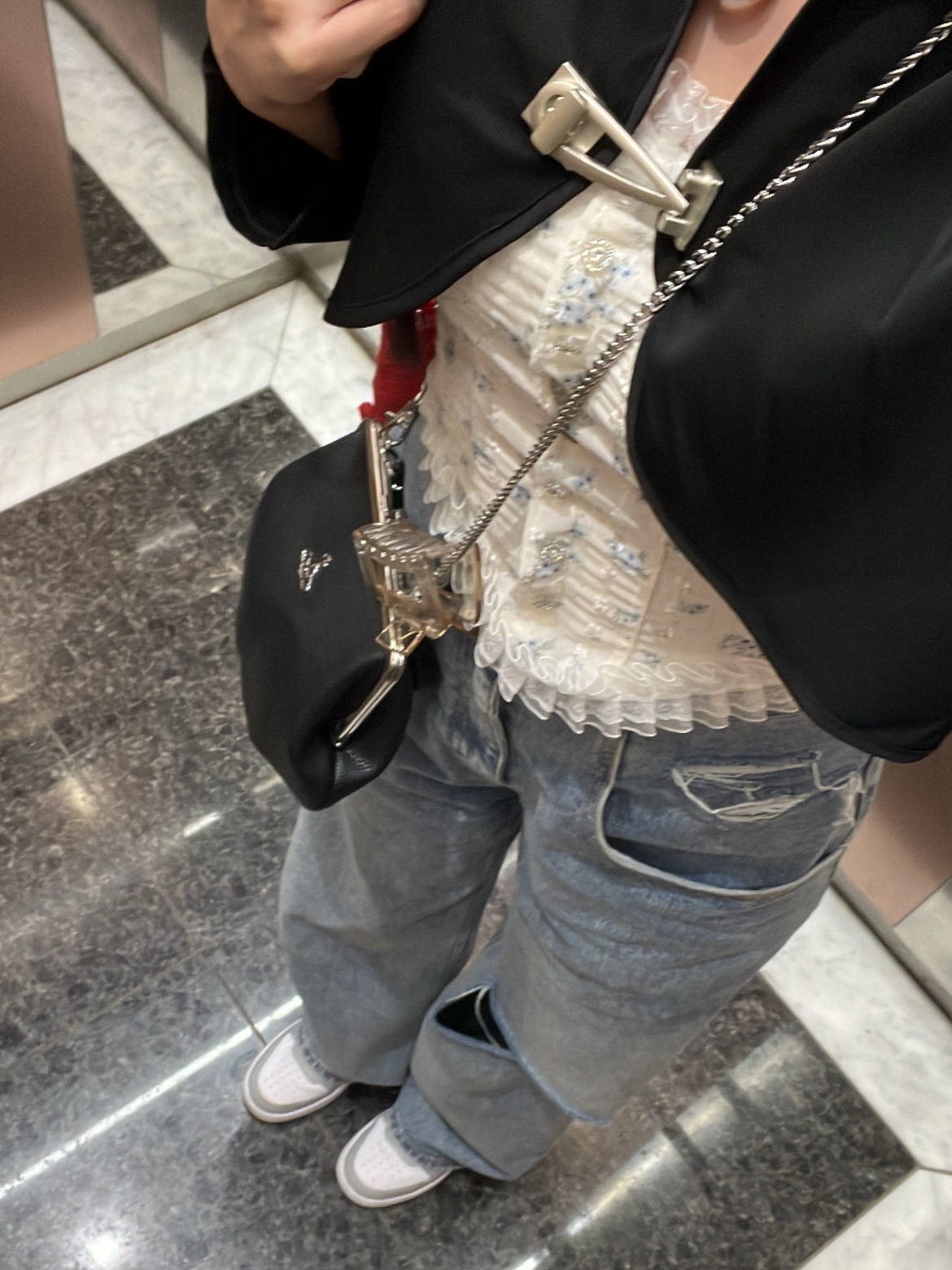 Vivienne Westwood Vegan Leather Granny Frame Purse Black 착용 스타일 - 2