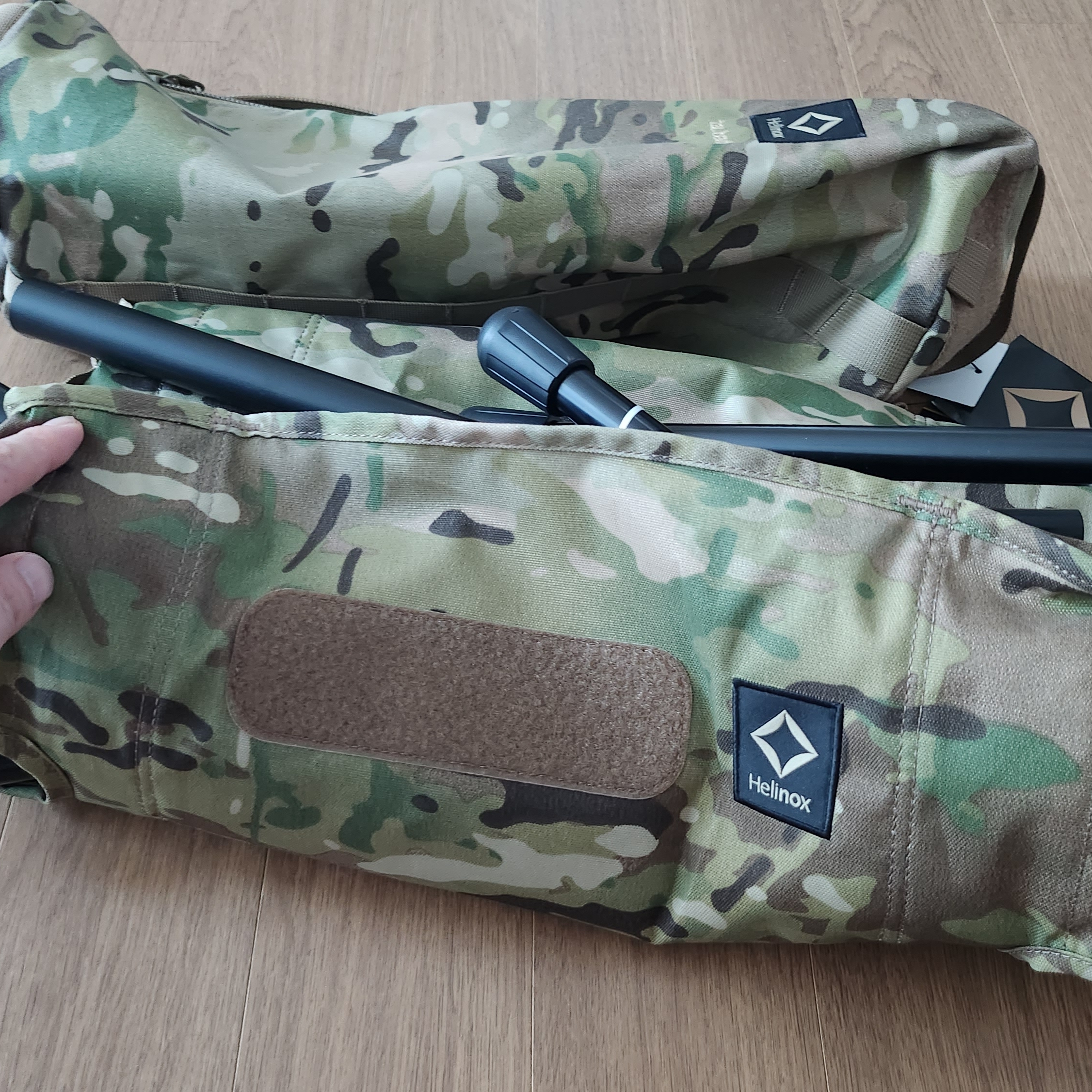 Helinox Tactical Bench Multicam 착용 스타일 - 2