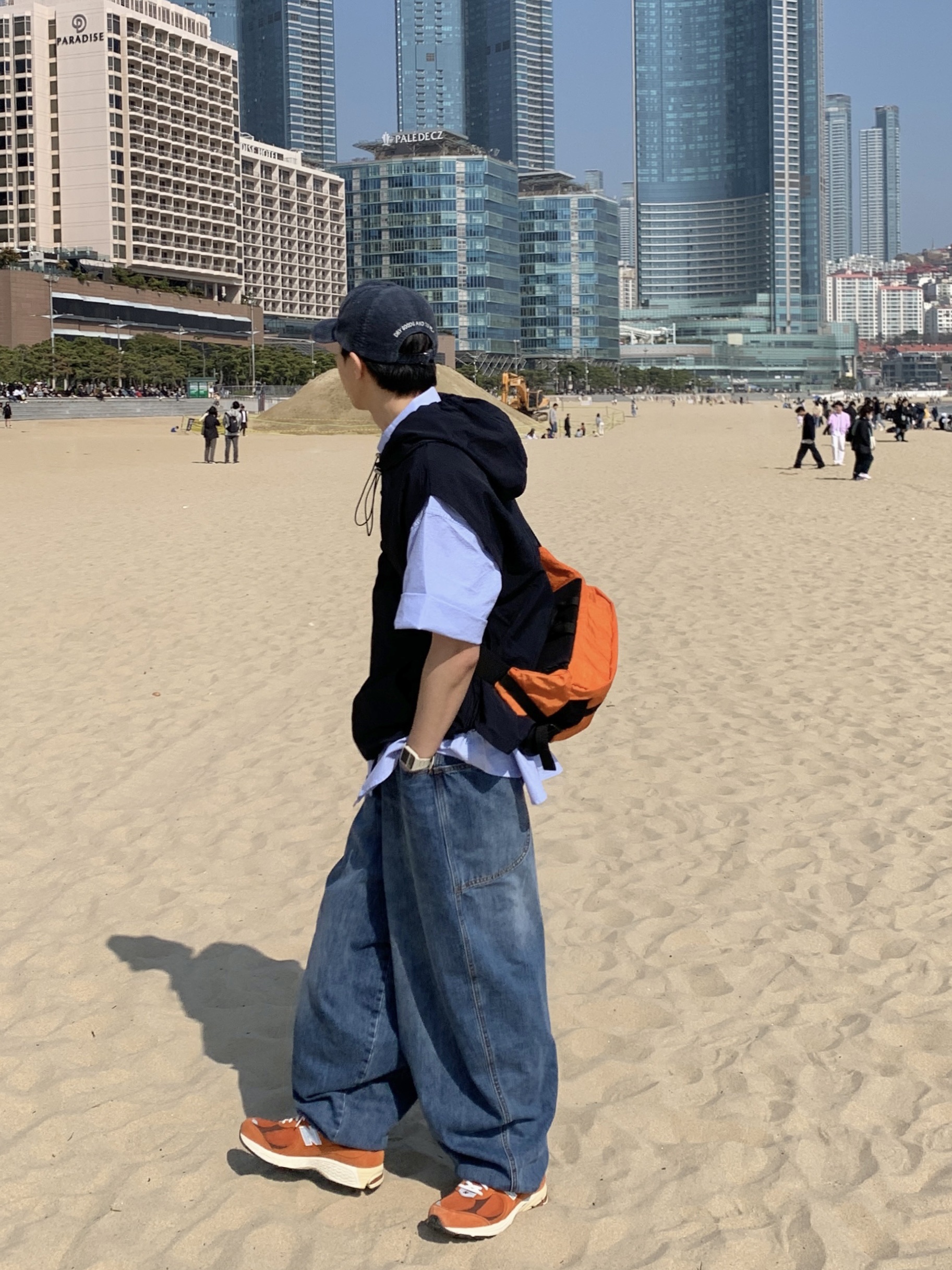 Telfar Baggy Jean Blue, New Balance 2002R Rust Oxide 착용 스타일 - 3