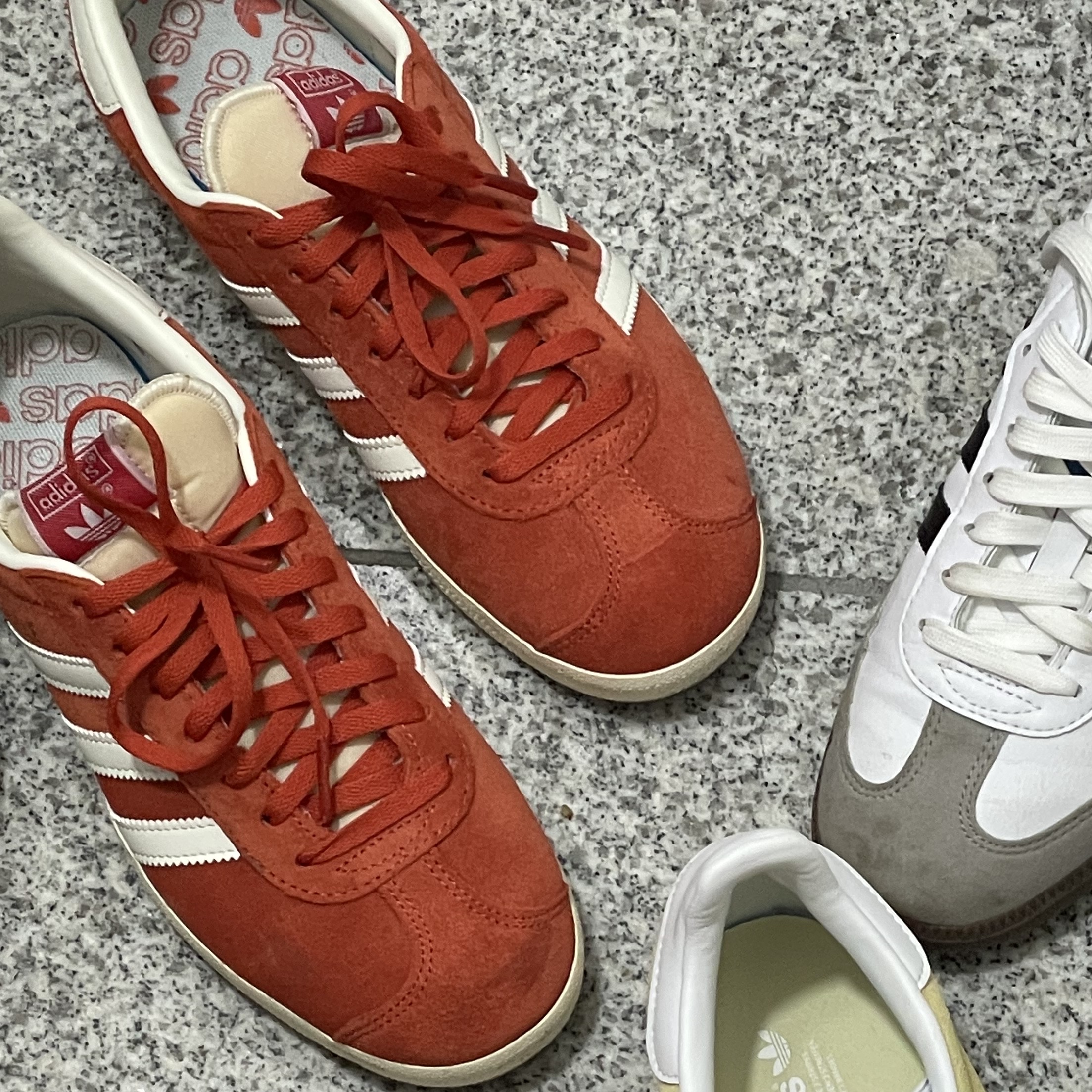 Adidas Gazelle Preloved Red Off White 착용 스타일