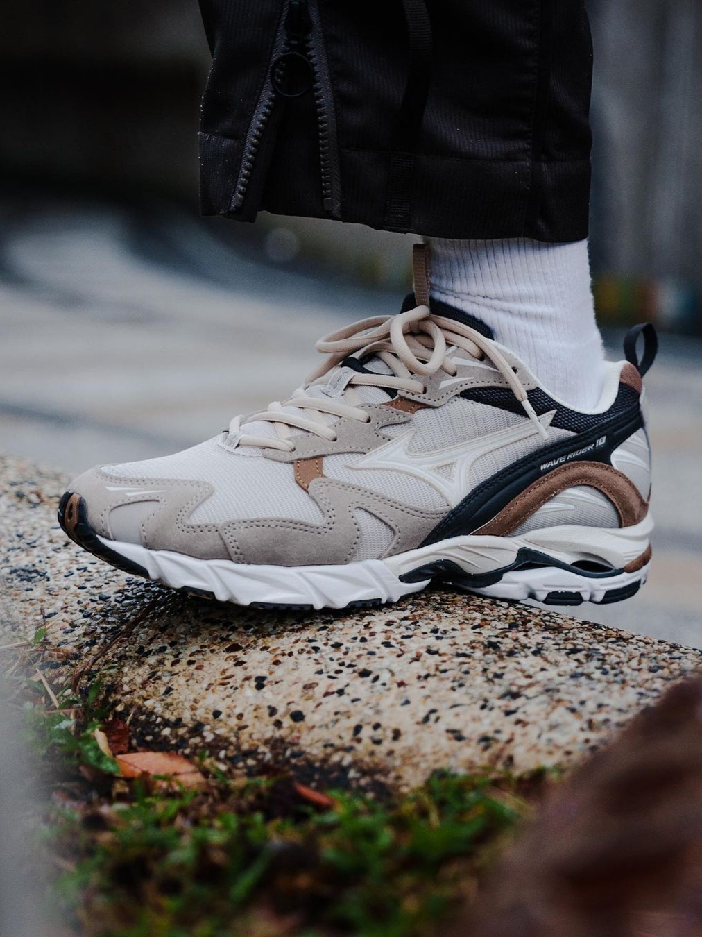 Mizuno Wave Rider 10 Silver Cloud Snow White Tiger's Eye 착용 스타일 - 2