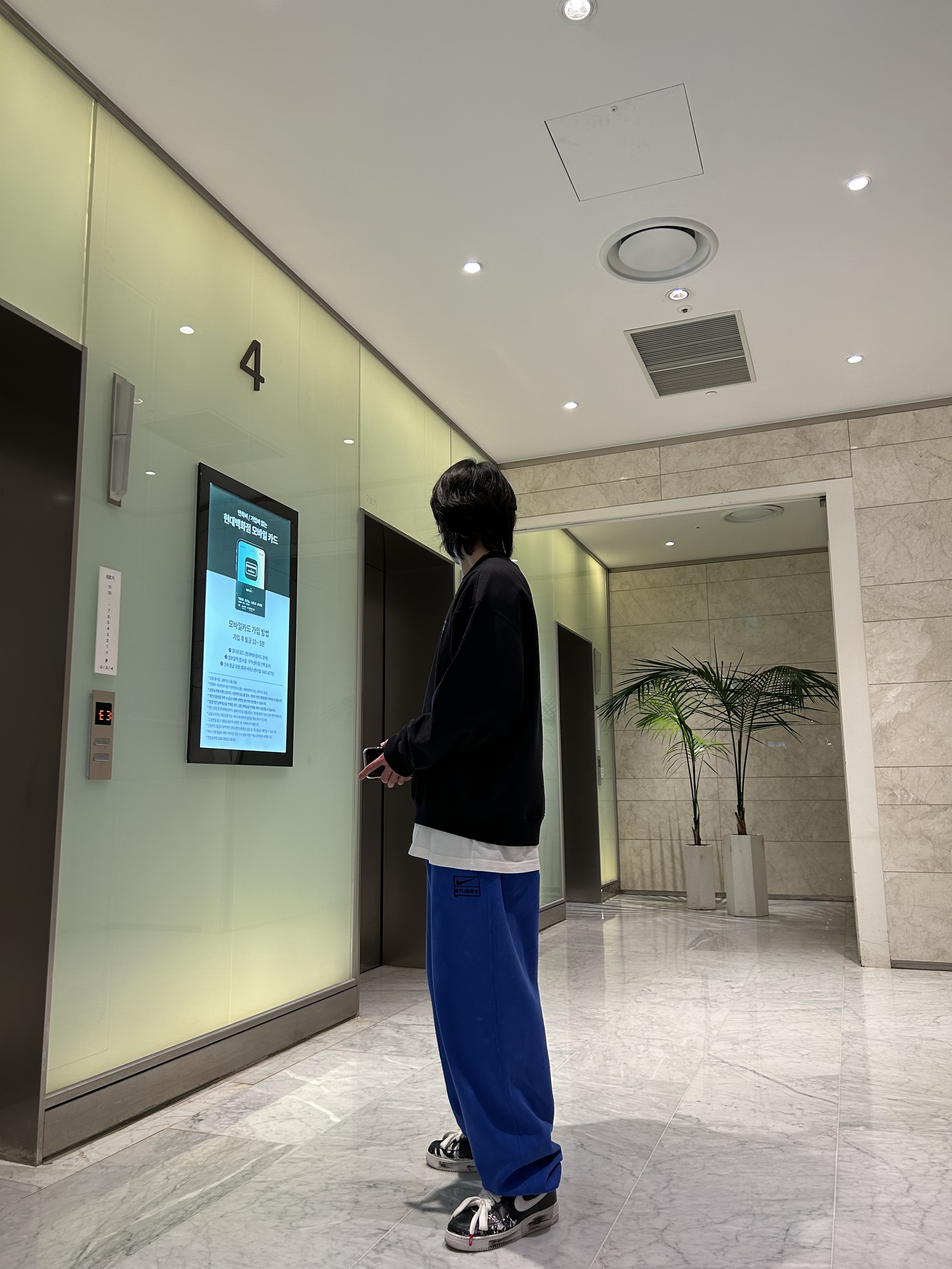 Nike x Stussy NRG Washed Fleece Crewneck Black (DO5310-010), Nike x Stussy NRG Acid Washed Fleece Pants Game Royal (DR4025-480) 착용 스타일 - 2