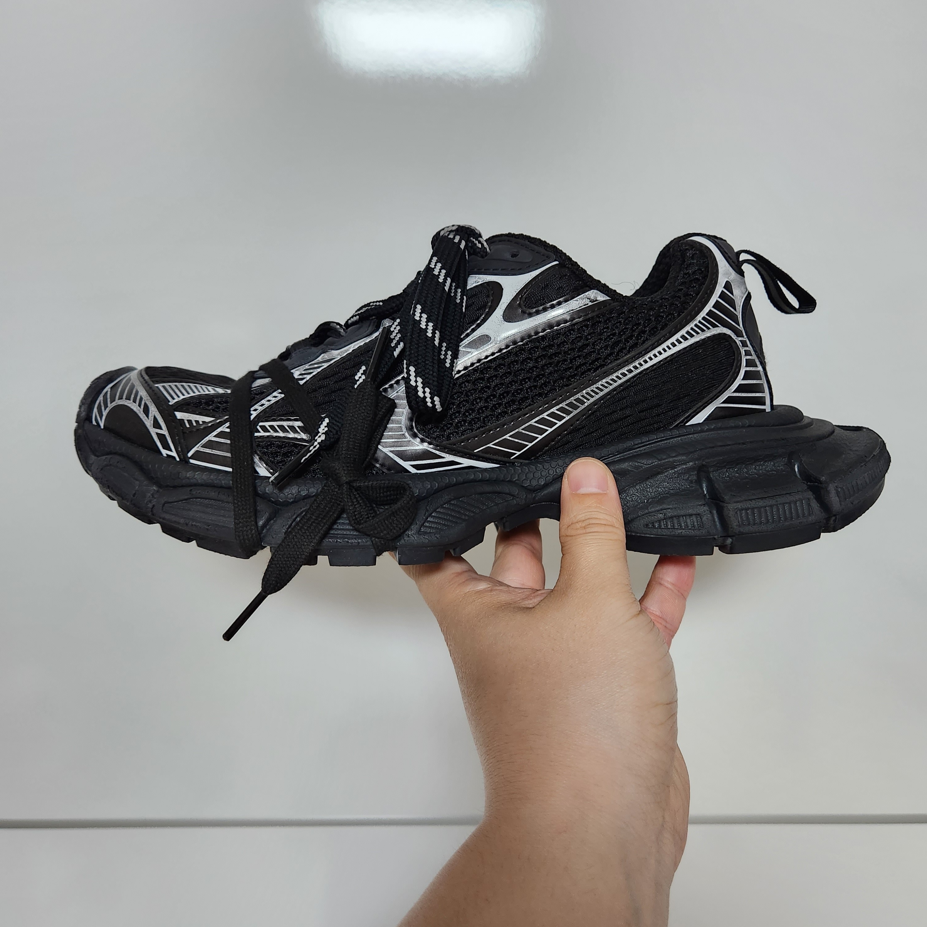 Balenciaga 3XL Sneakers Black White 착용 스타일 - 2