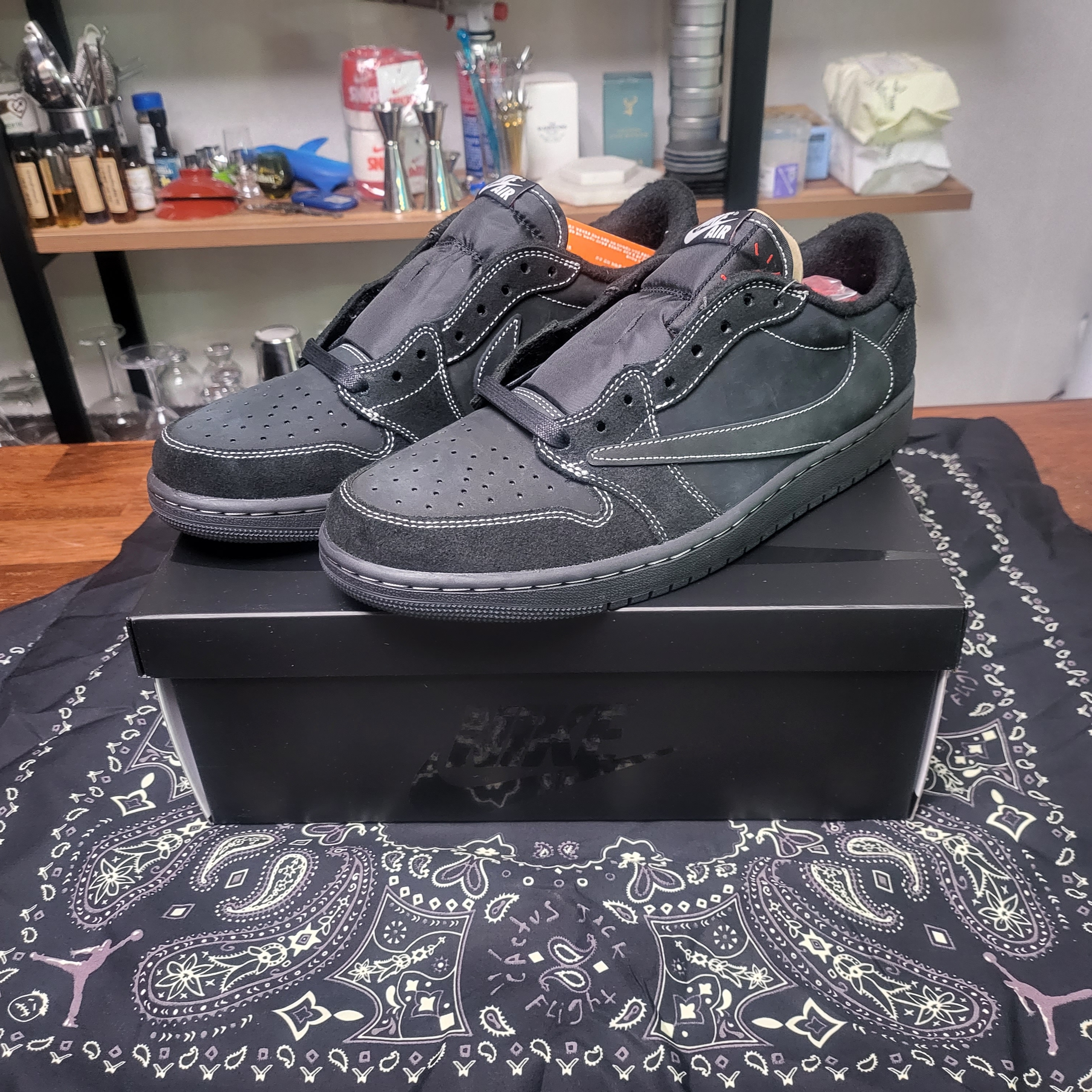 Jordan 1 x Travis Scott Retro Low OG SP Black Phantom 착용 스타일 - 2