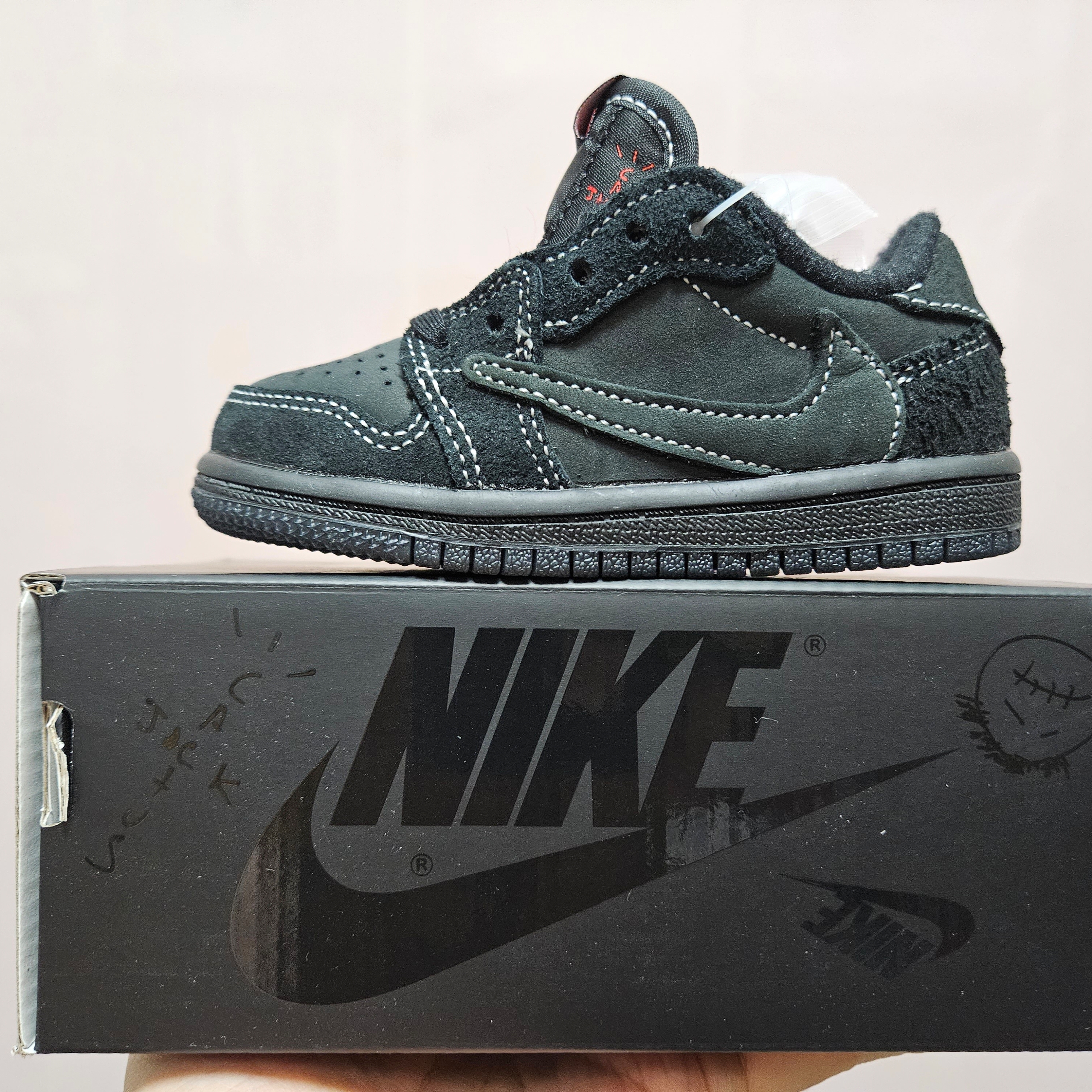 (TD) Jordan 1 x Travis Scott Retro Low OG SP Black Phantom 착용 스타일 - 5