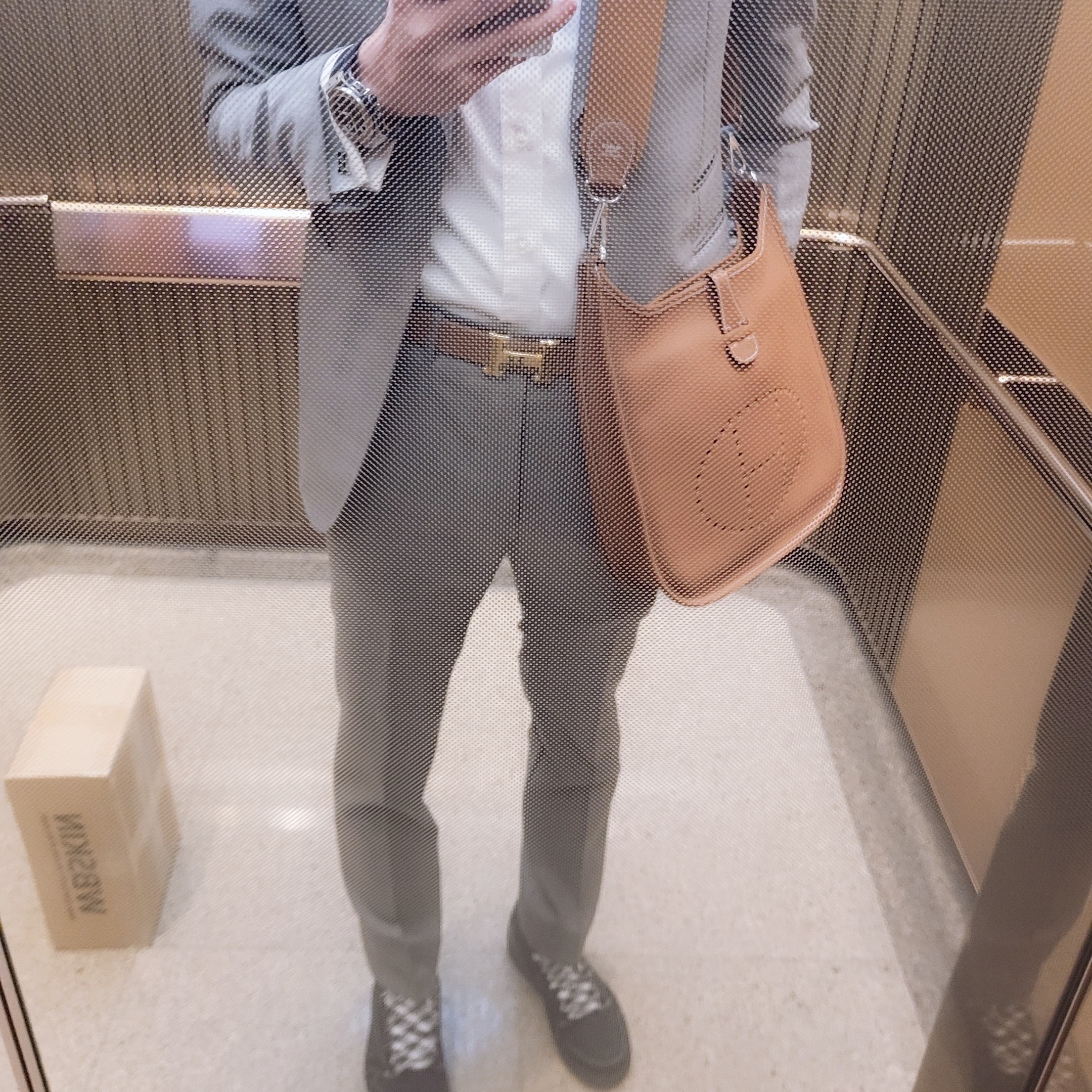 Hermes Evelyne 16 Amazone Bag Clemence & Palladium Gold, (W) Hermes Mini Constance Belt Buckle Reversible Leather Strap Swift Epsom 24mm & Gold Noir Gold 착용 스타일