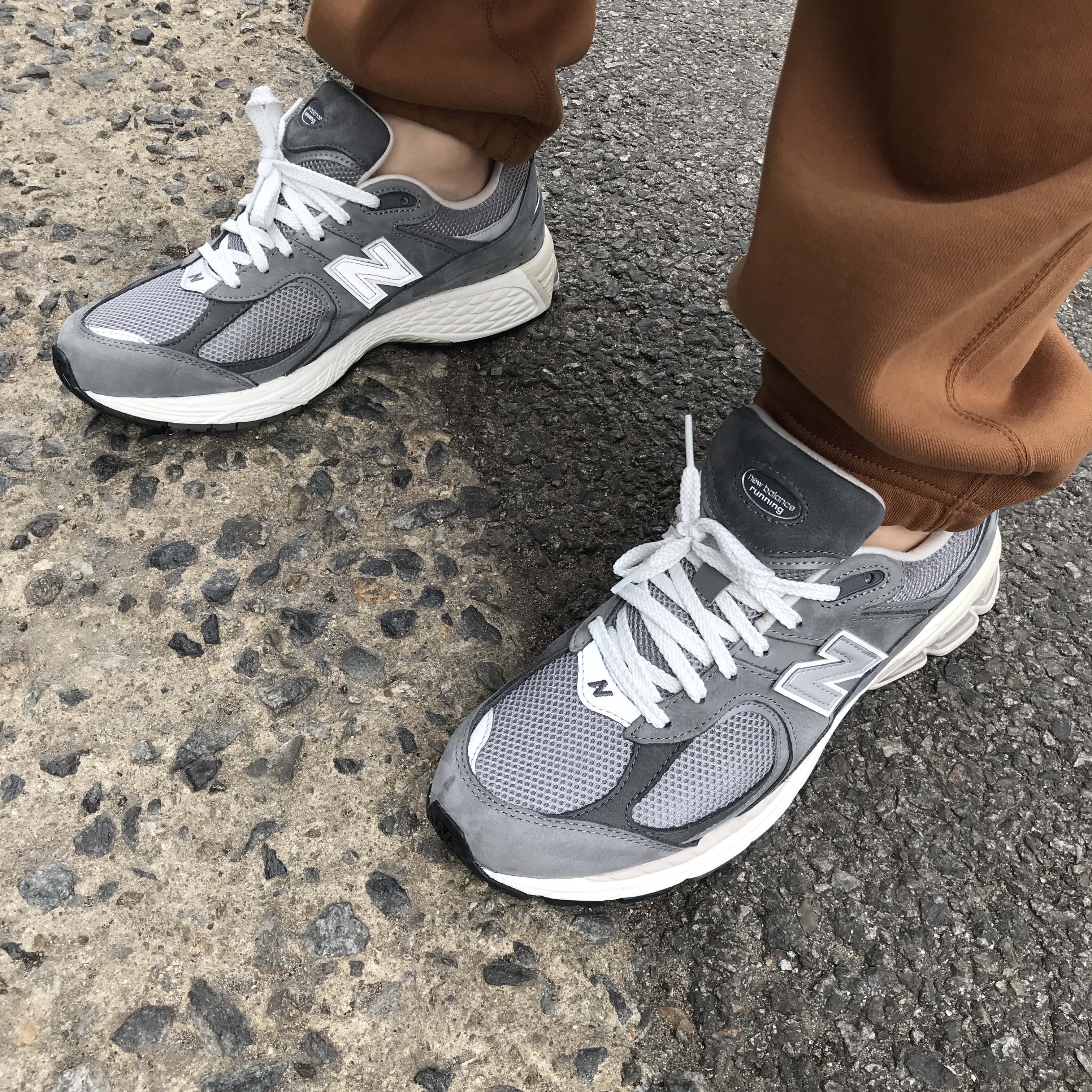 New Balance 2002R Premium Vintage Grey 착용 스타일