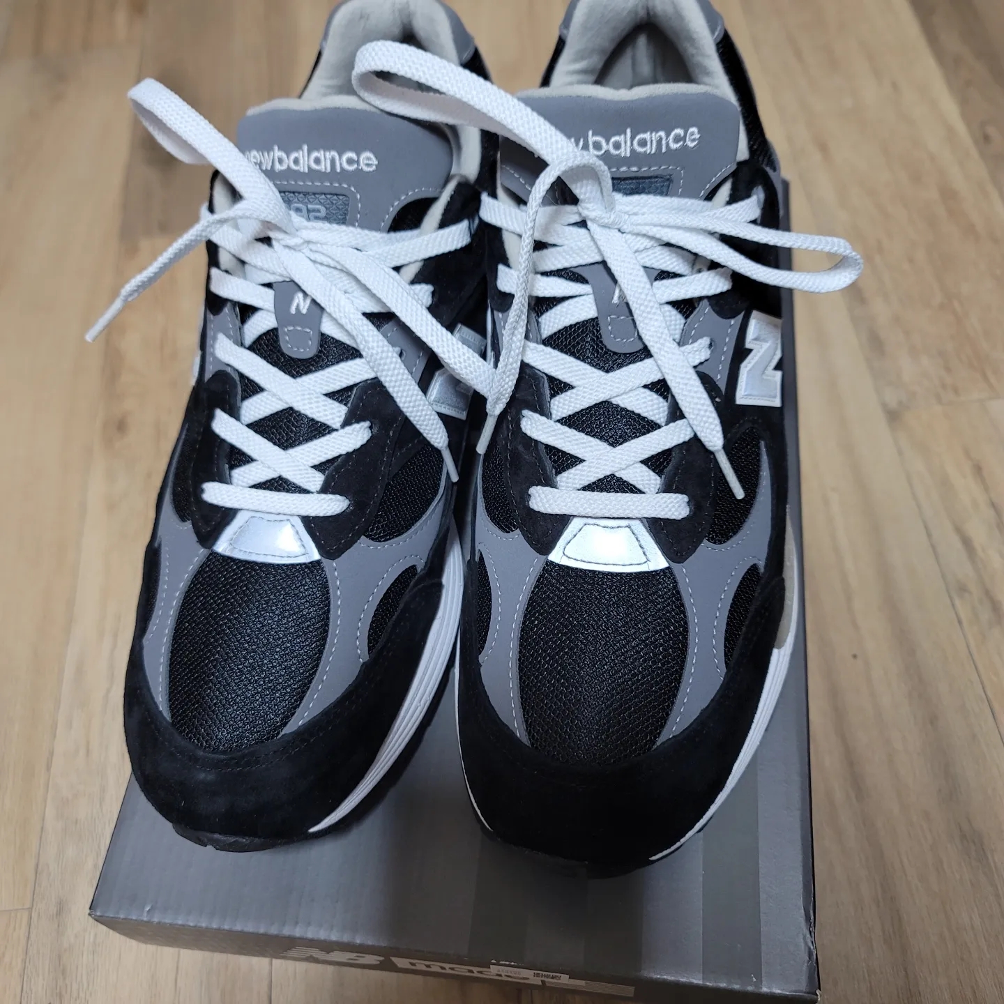 New Balance 992 Made in USA Black Grey 착용 스타일 - 2