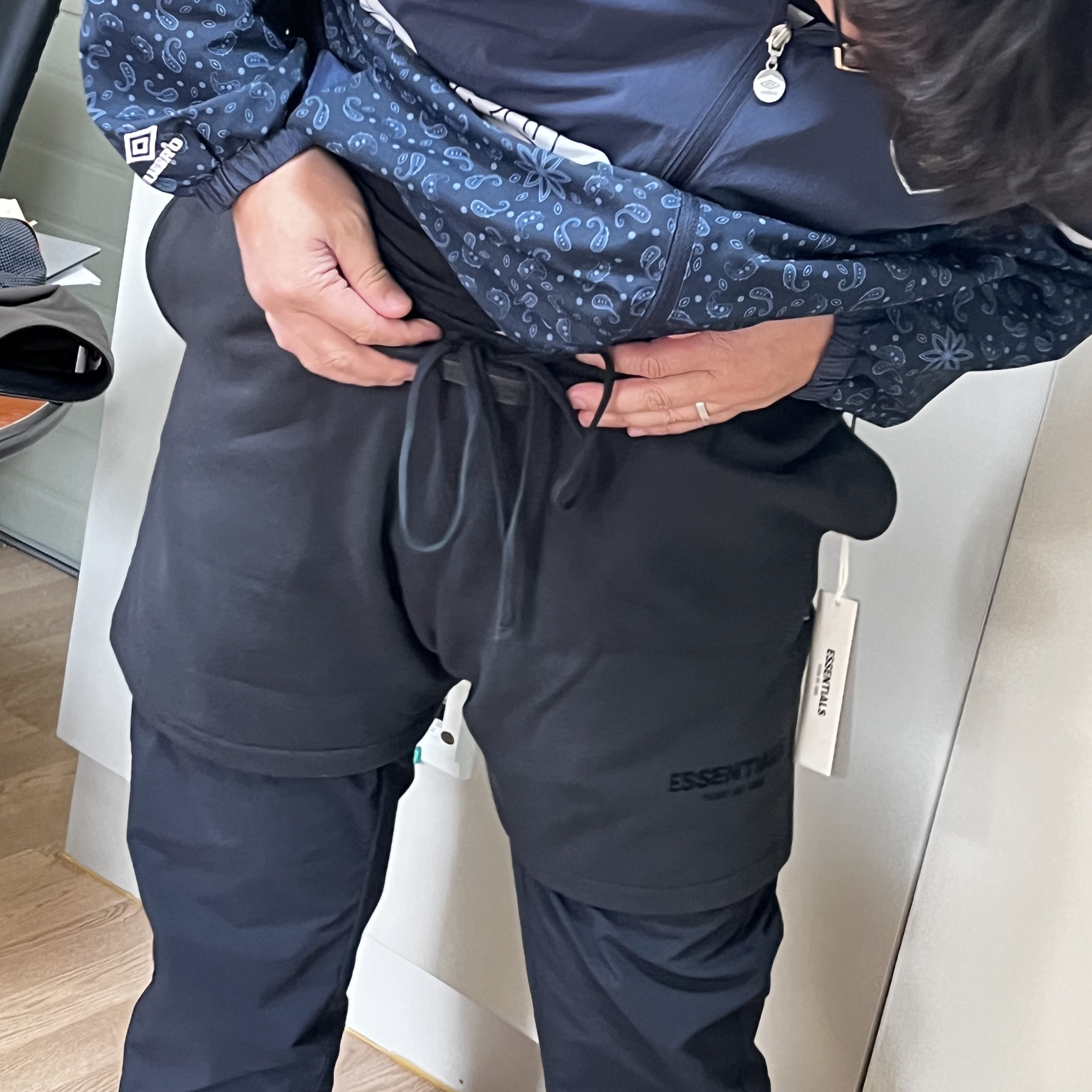 Essentials The Core Collection Sweatshorts Stretch Limo 착용 스타일