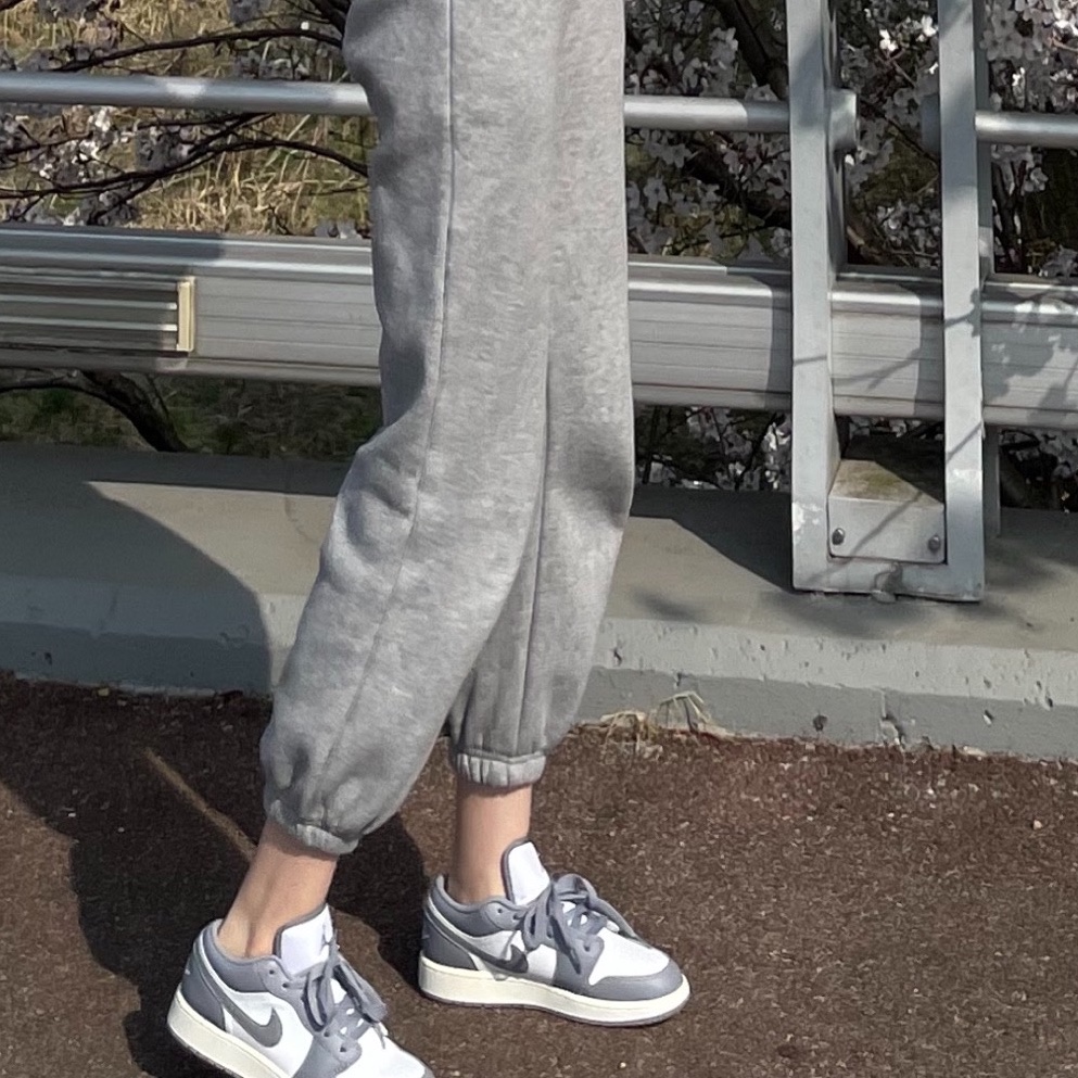 (GS) Jordan 1 Low Stealth and White 착용 스타일 - 1